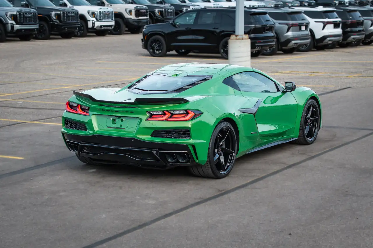 Chevrolet Corvette снимка Chevrolet Corvette