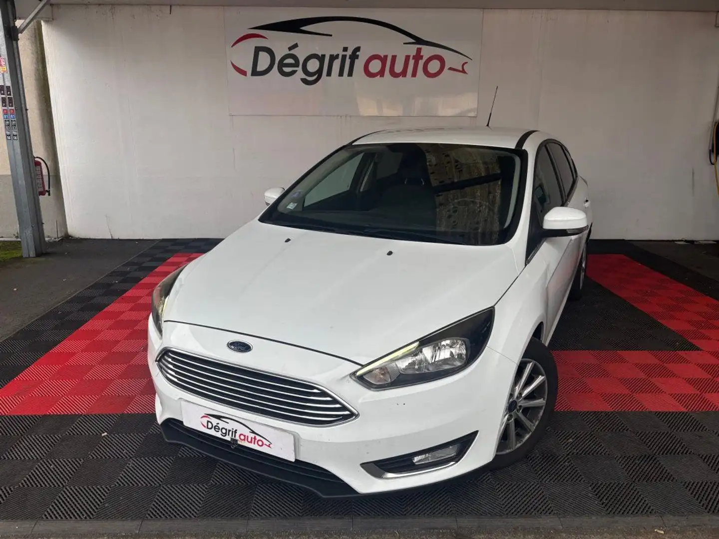 Ford Focus 1.0 EcoBoost 125 SetS Trend Blanc - 1