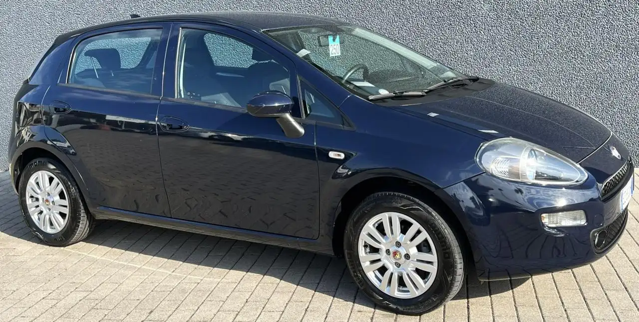2015 Fiat Punto 1.2 8V 5 porte Lounge, photograph 4