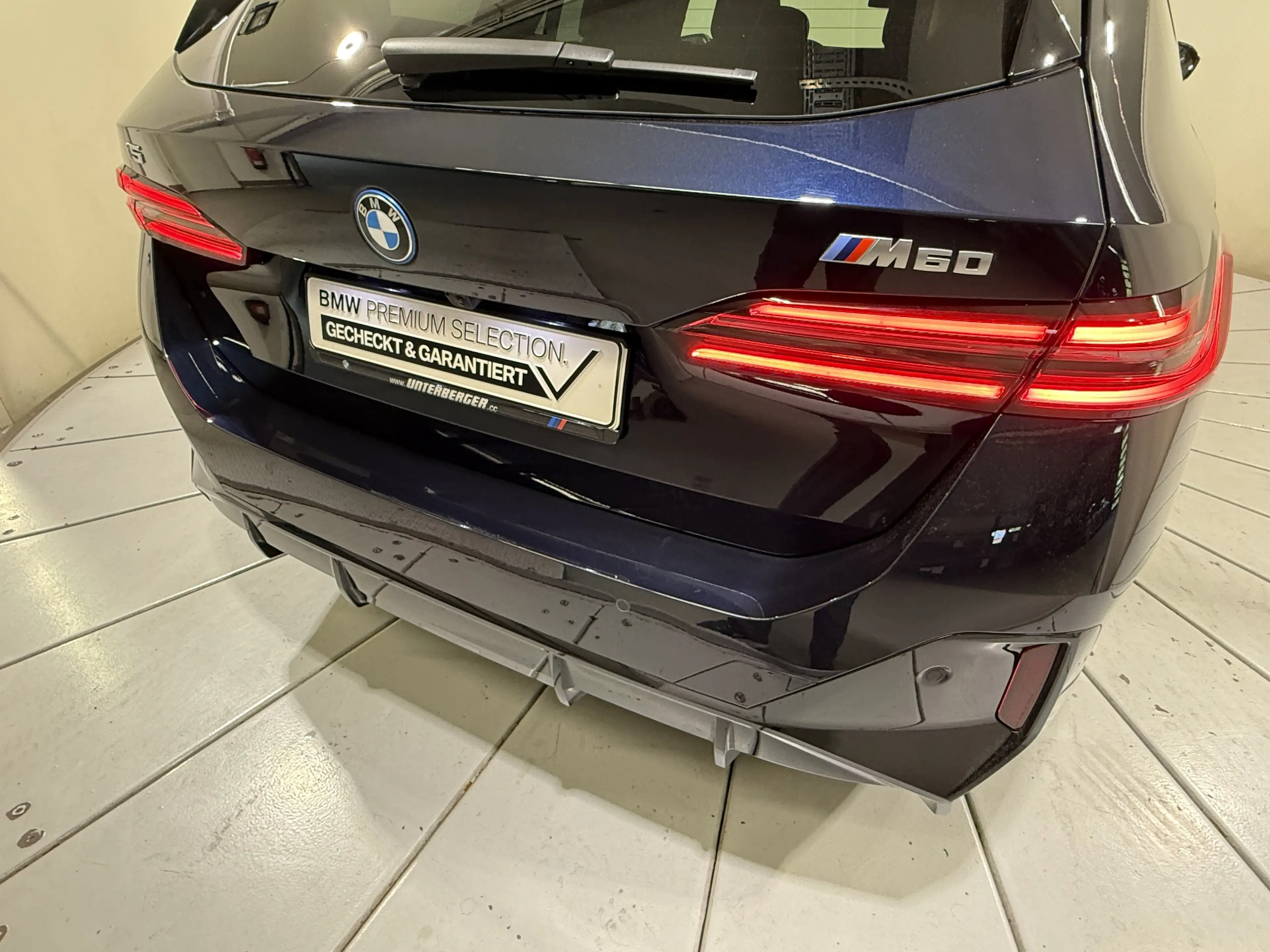 BMW i5 M60 xDrive Touring Pro AHK B&W ACC 360° Pano — photo 8