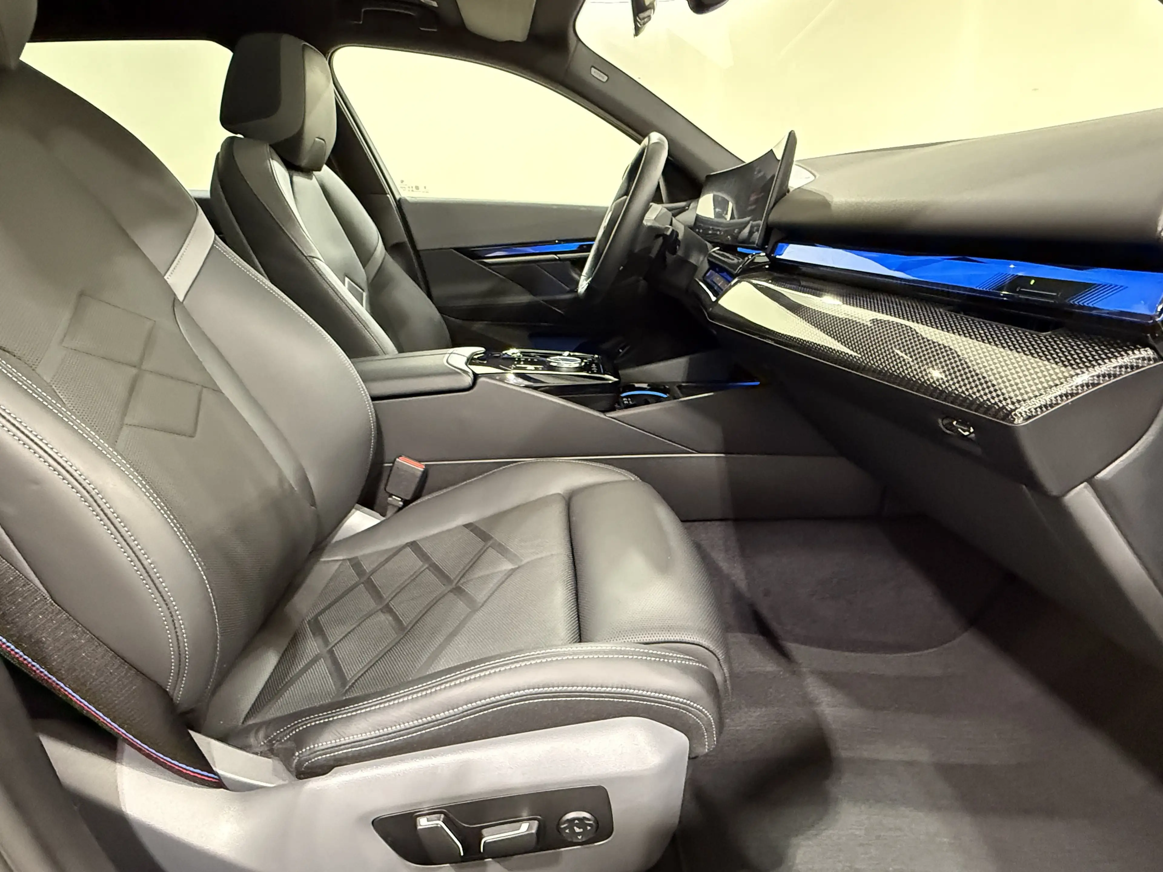 BMW i5 M60 xDrive Touring Pro AHK B&W ACC 360° Pano — photo 11