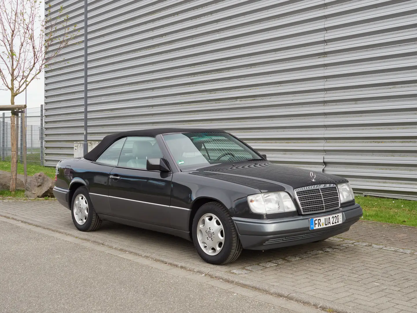Mercedes-Benz E 220 TOP - Liebhaberfahrzeug W 124 220 E Cabrio 1 A Negro - 2