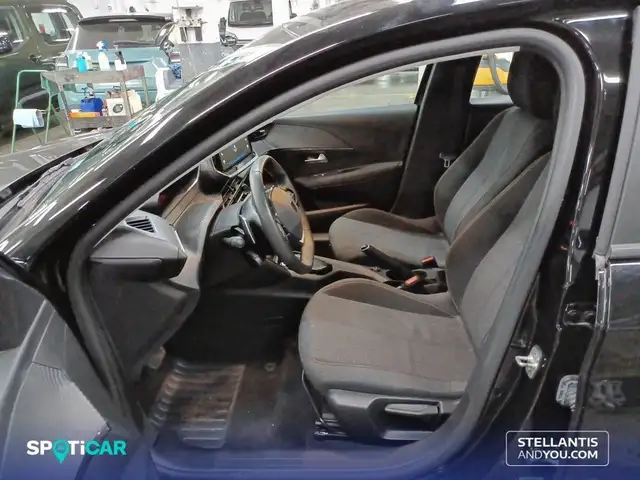 Peugeot 208 view 9