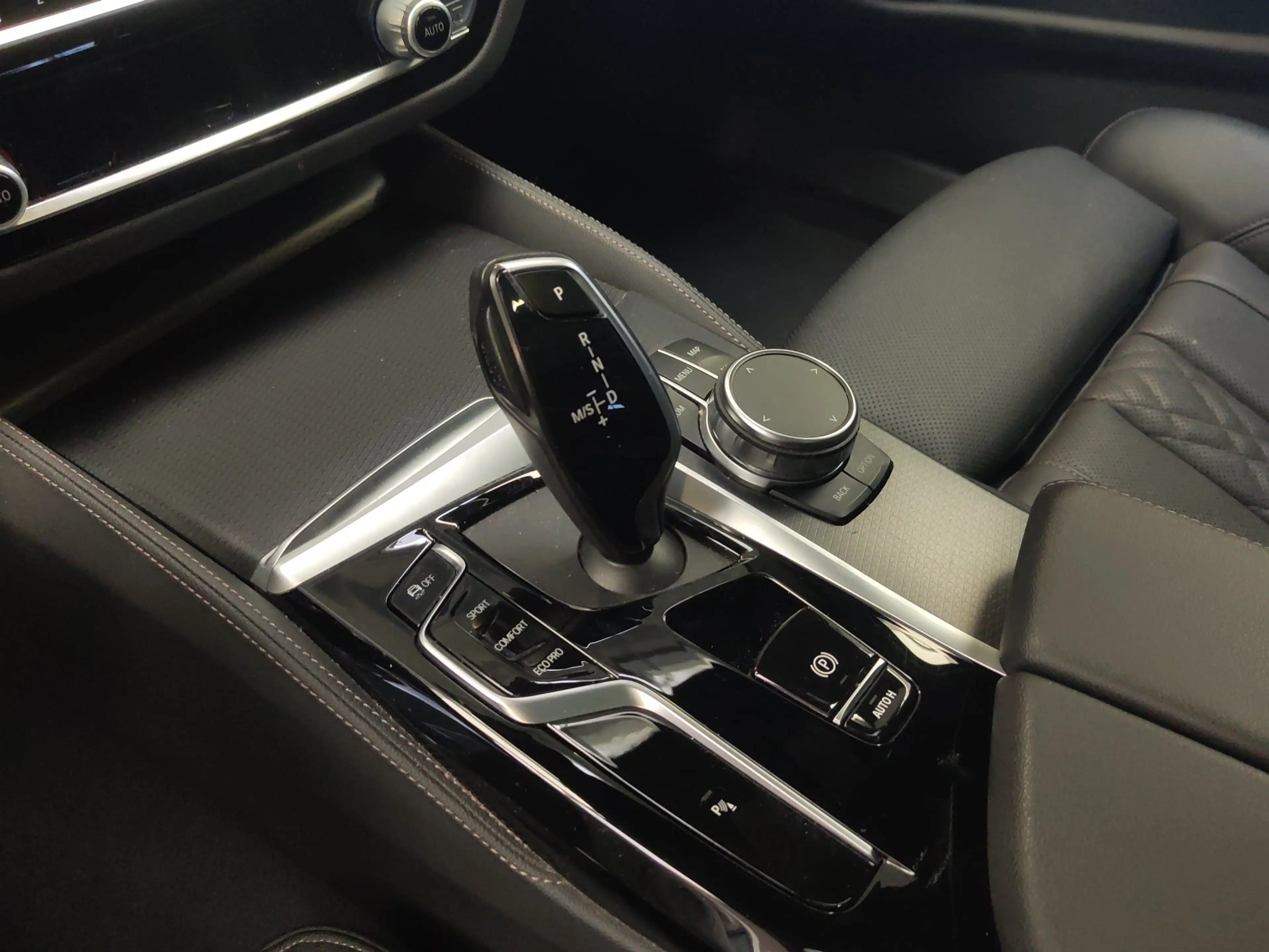 BMW 530 i xDr M Sport PRO AHK/LASER/PANO/ACC/HUD/4xAC — photo 12
