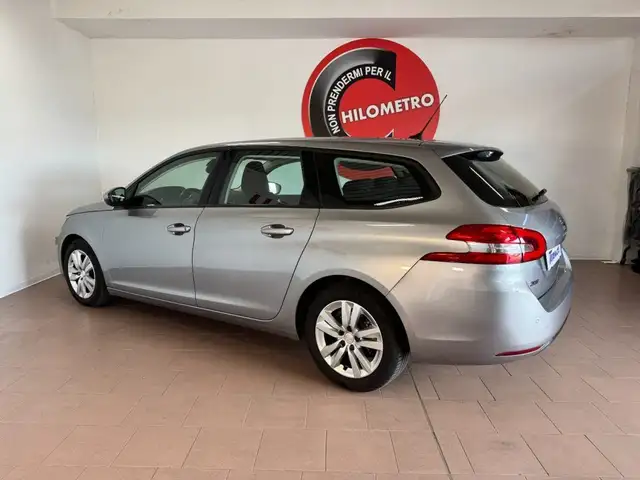 Peugeot 308 view 3