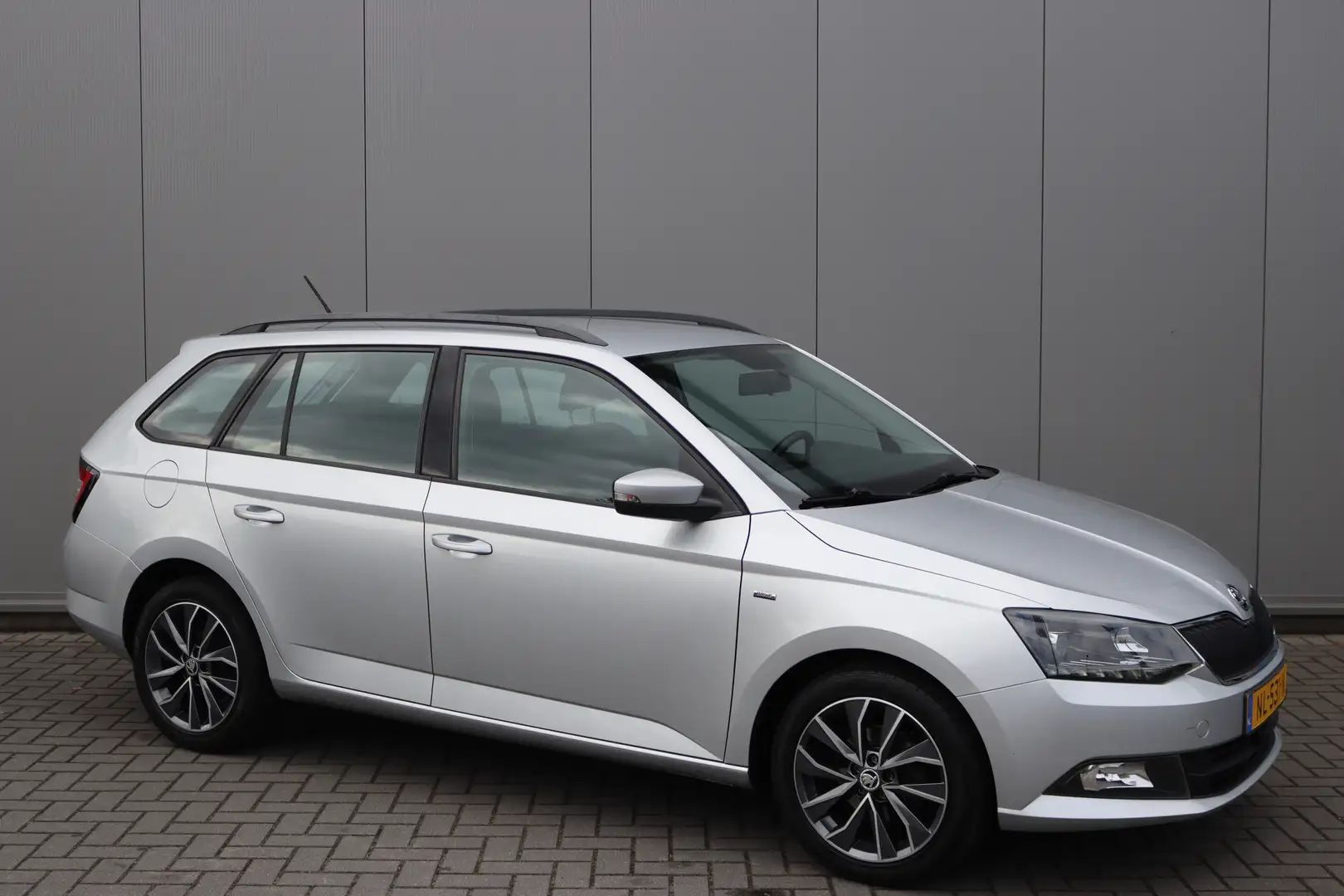 Skoda Fabia Combi 1.2 TSI 90PK Drive Navigatie/Trekhaak/Cruise Grijs - 2
