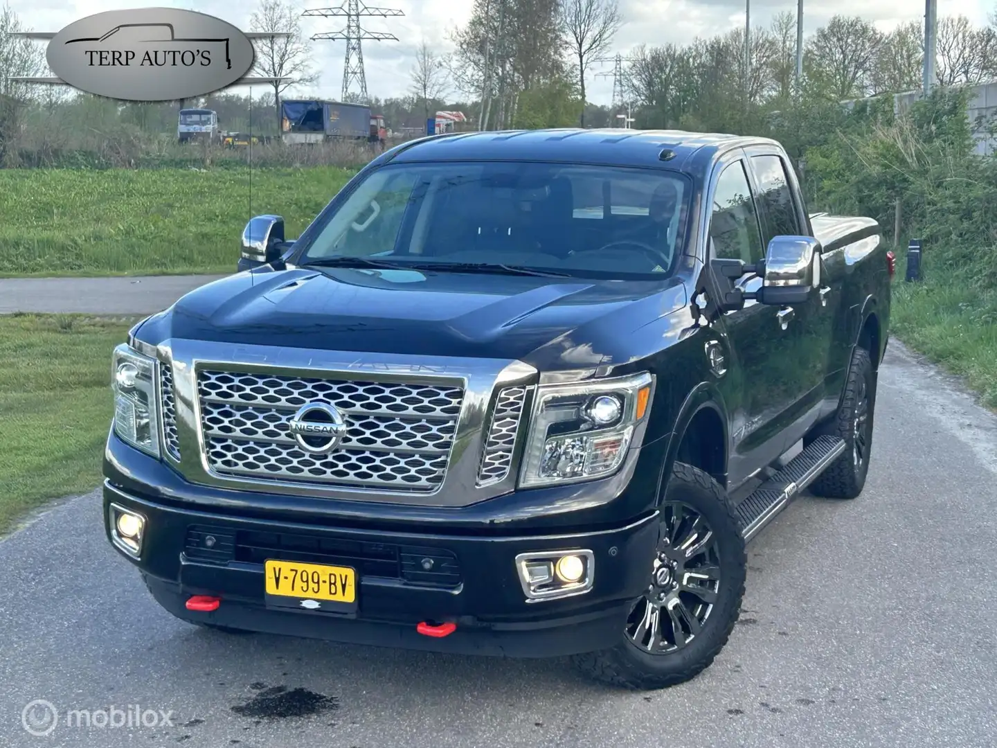 Nissan Titan XD 5.0 V8 Cummins TD Platinum Reserve Schwarz - 1