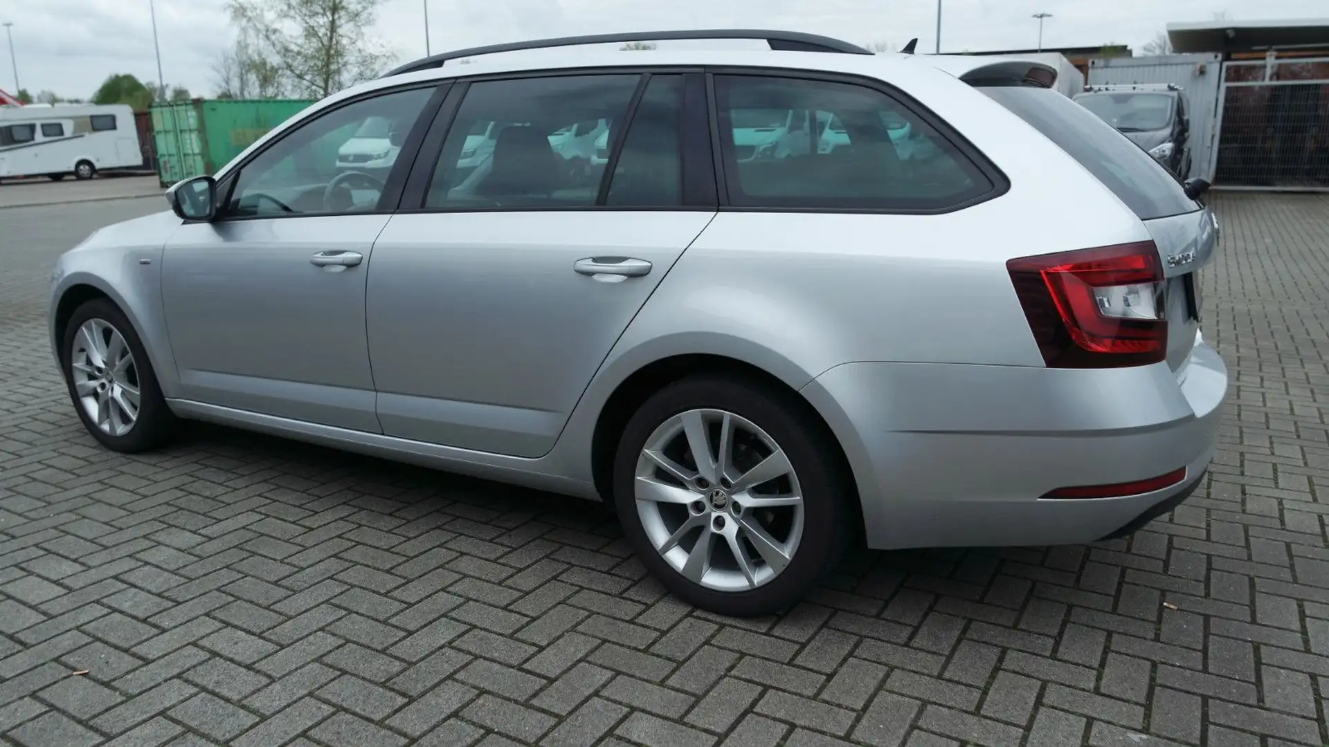 Skoda Octavia Combi Clever, LED, DAB, NAVI Silber - 2