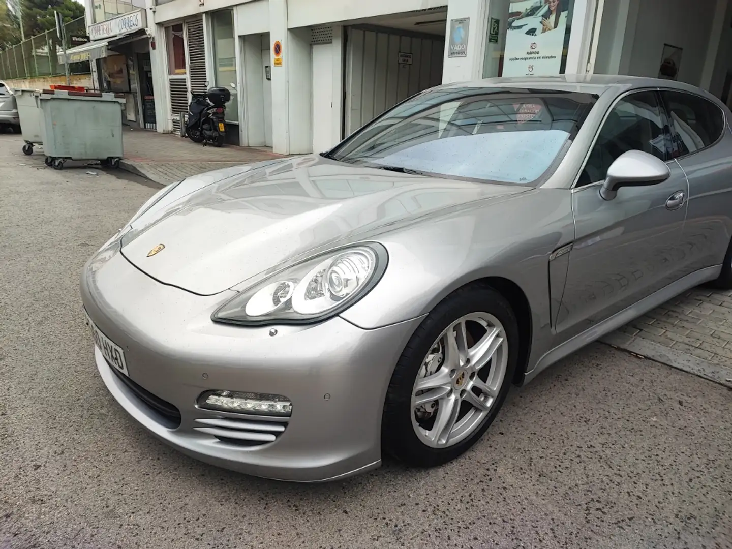Porsche Panamera 4S PDK Stříbrná - 2