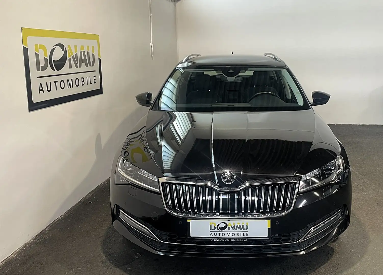Skoda Superb Kombi 2,0 TDI Style * Standheizung * Memory * Schwarz - 2