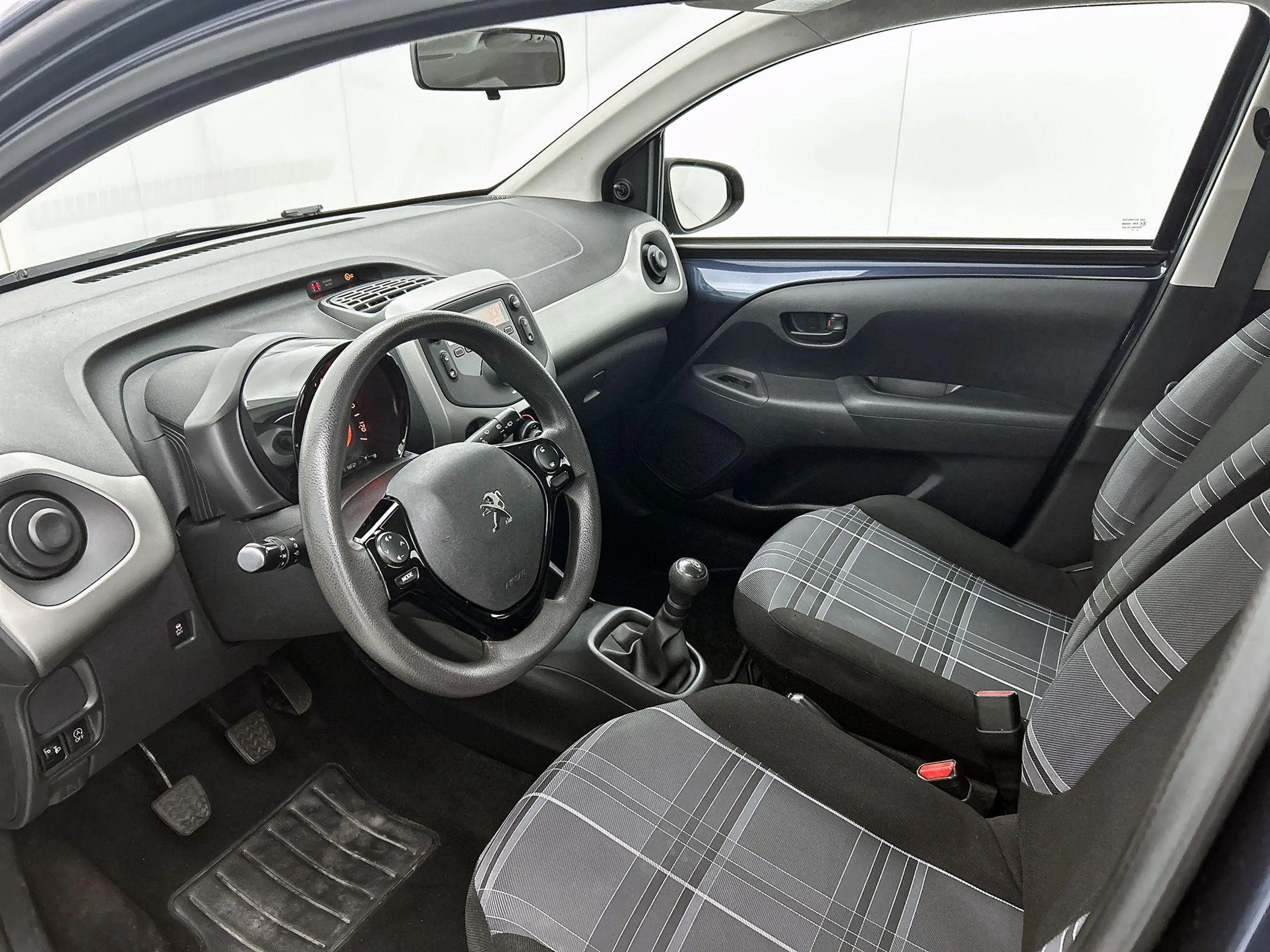 Peugeot 108 1.0 e-VTi Blue Lion — photo 11
