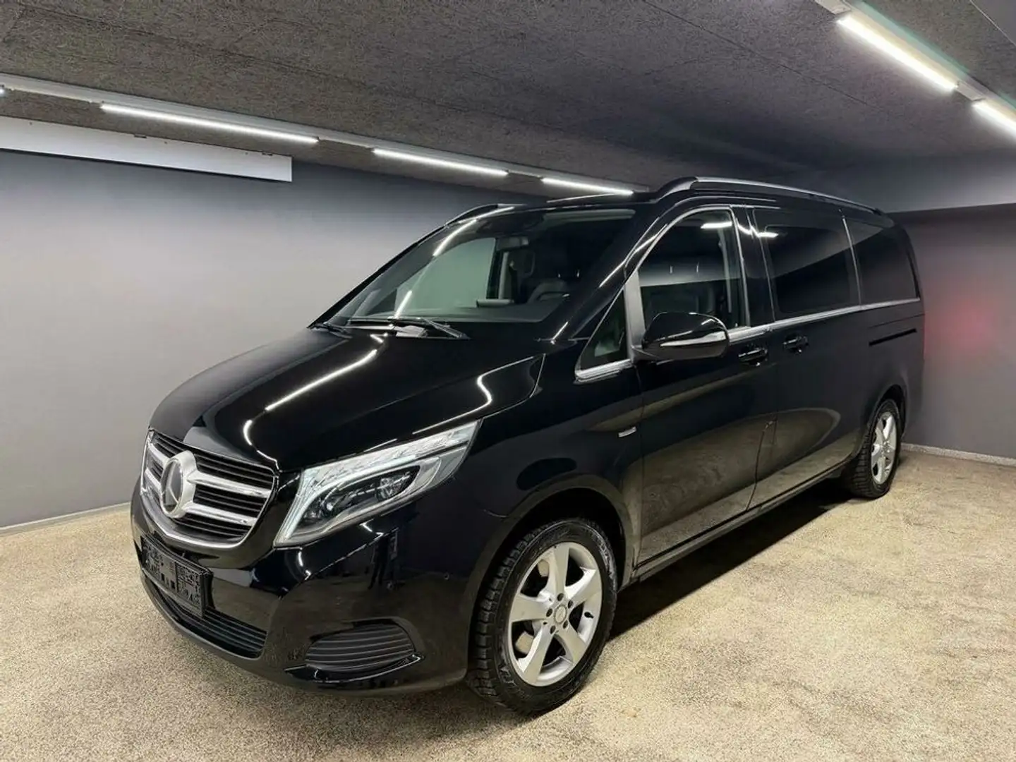 Mercedes-Benz V 250 CDI/BT AVANTGARDE 4MATIC 7 SITZE  (447.813) Schwarz - 2