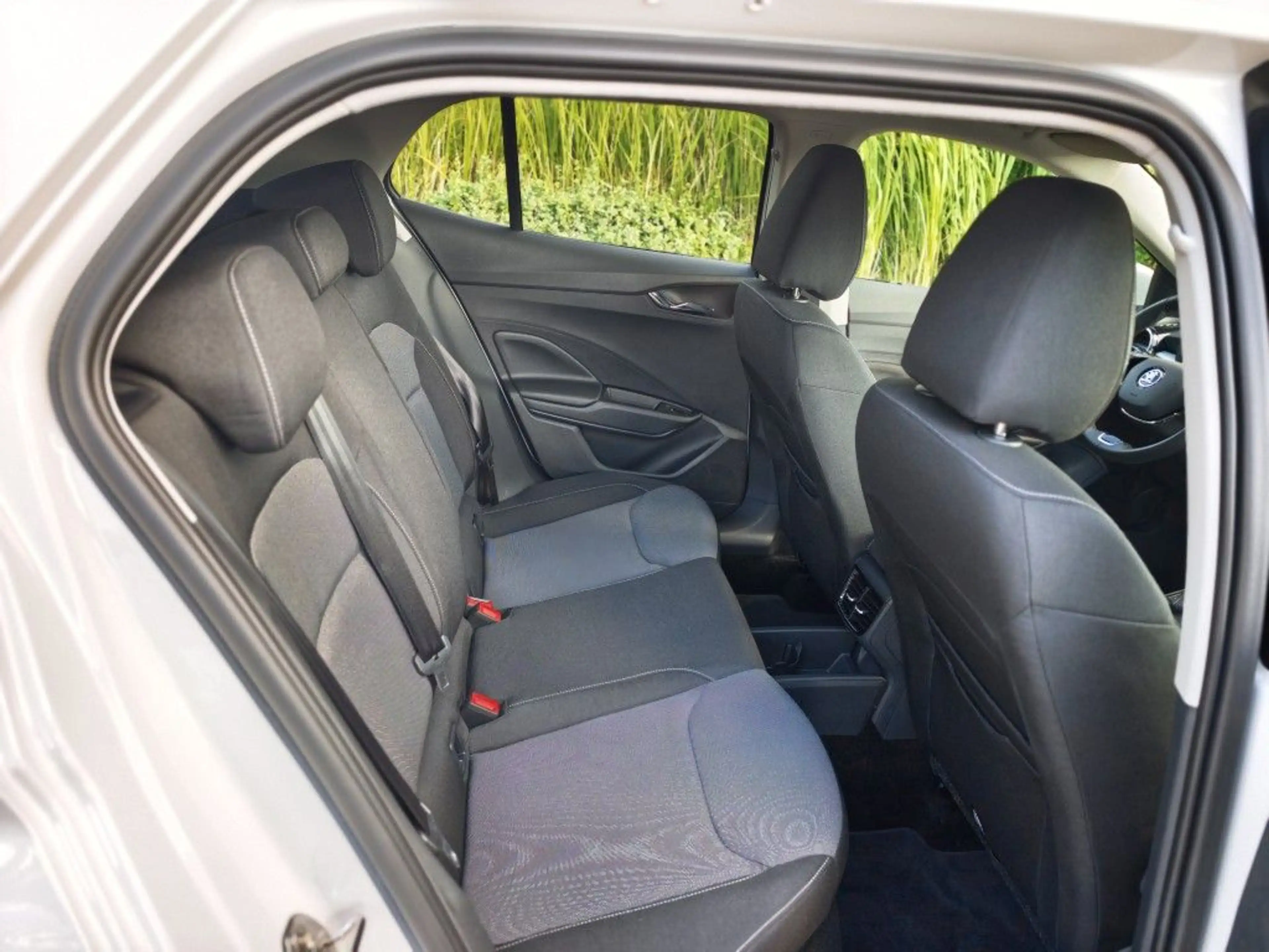 Skoda Fabia 1.0 TSI Ambition*Navi,Klimatr,Sitzhzg,APP,PDC,LED* — photo 6