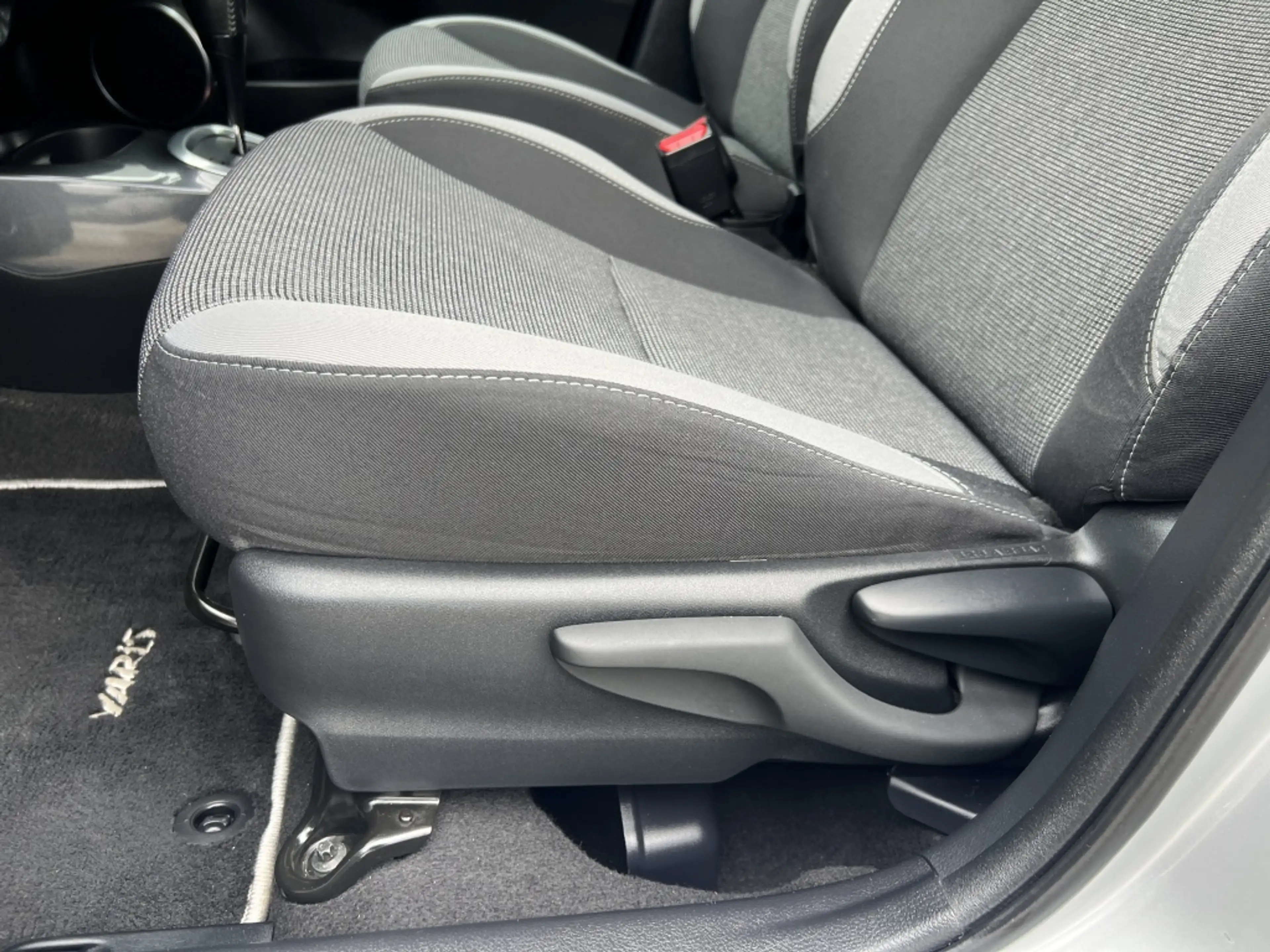 Toyota Yaris 1.5 Hyb. Dynamic — photo 9