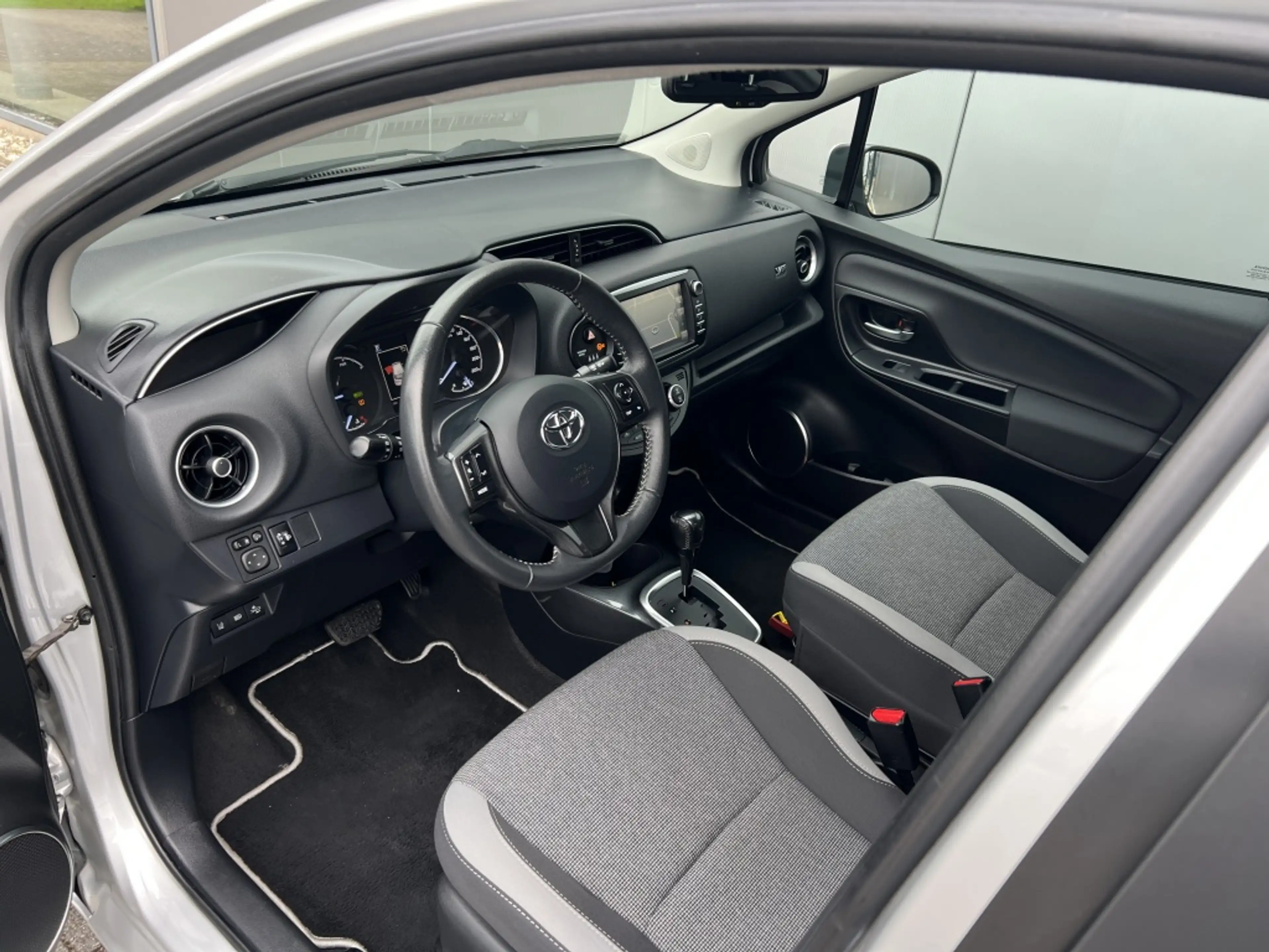 Toyota Yaris 1.5 Hyb. Dynamic — photo 6