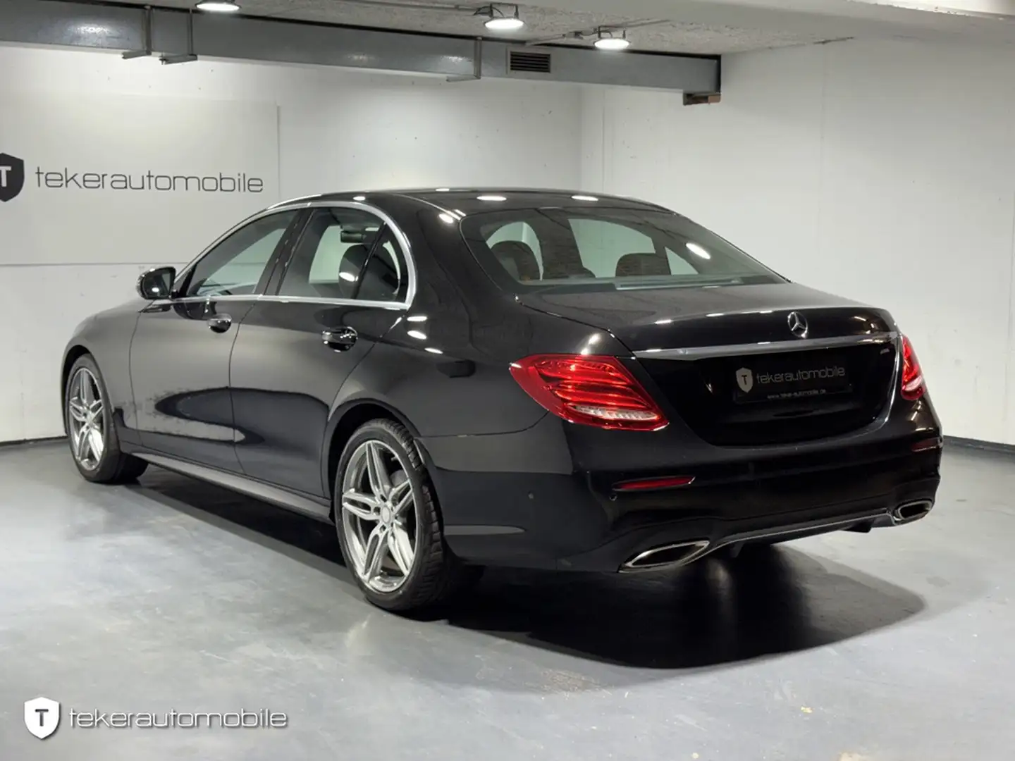 Mercedes-Benz E 200 AMG Line *LED*Navi*Aut.*Ambiente* Schwarz - 2