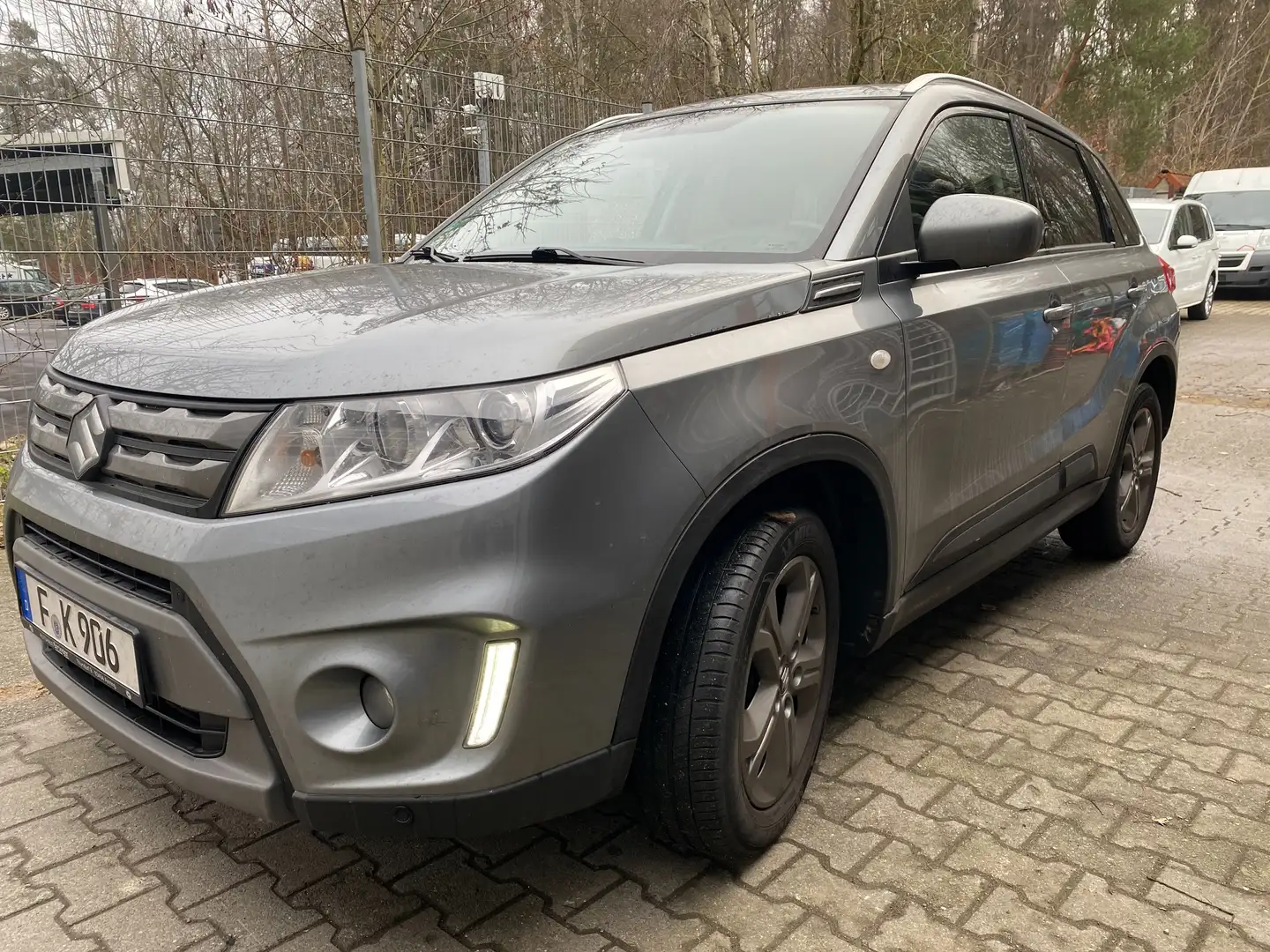 Suzuki Vitara 1.6d Comfort 4x4 Scheckheft u-frei Euro6 Navi SHZ Grau - 2