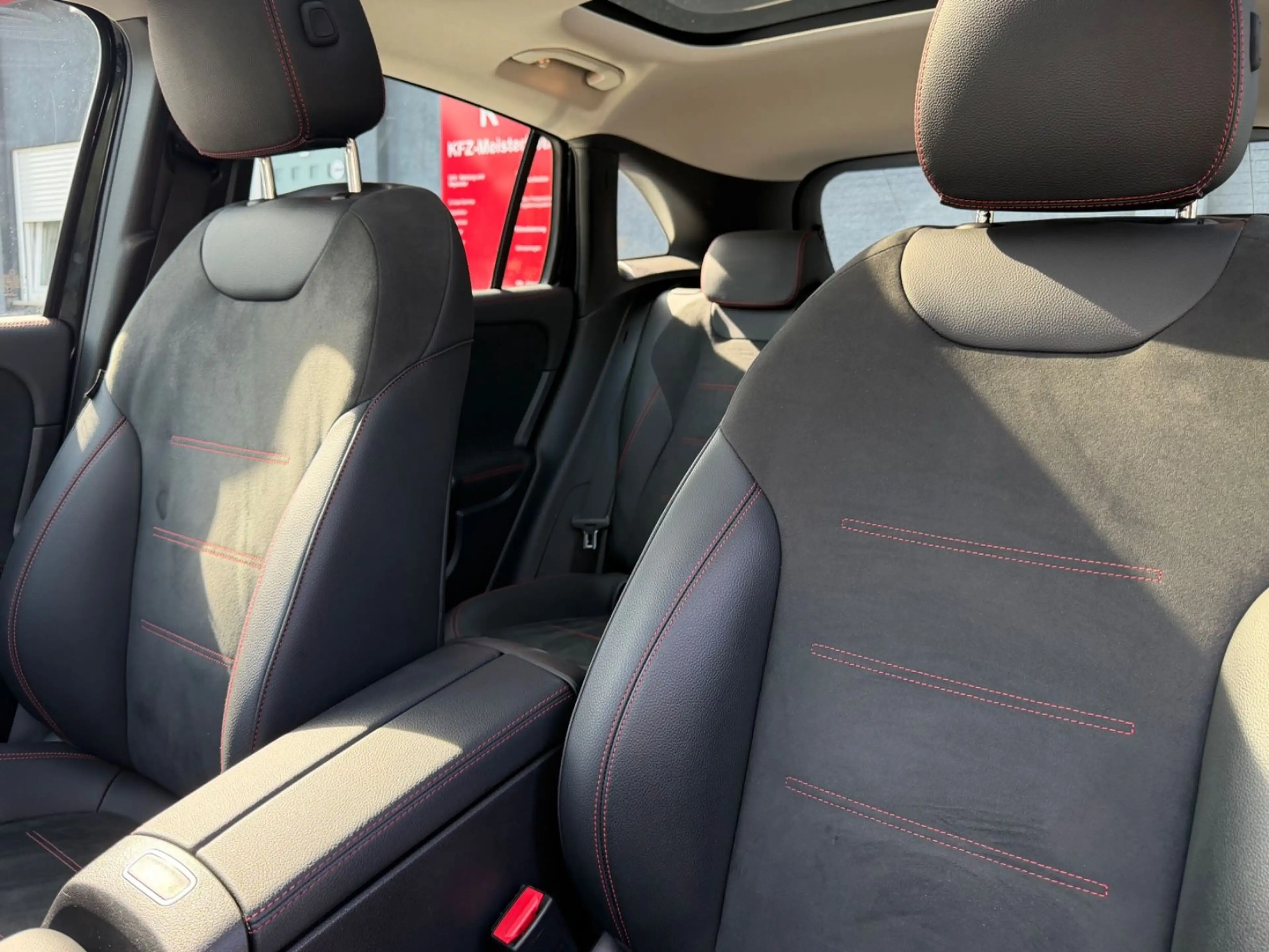 Mercedes-Benz GLA 250 4Matic AMG-Line*Pano*AHK*RFK*Led*ACC*Ass — photo 13