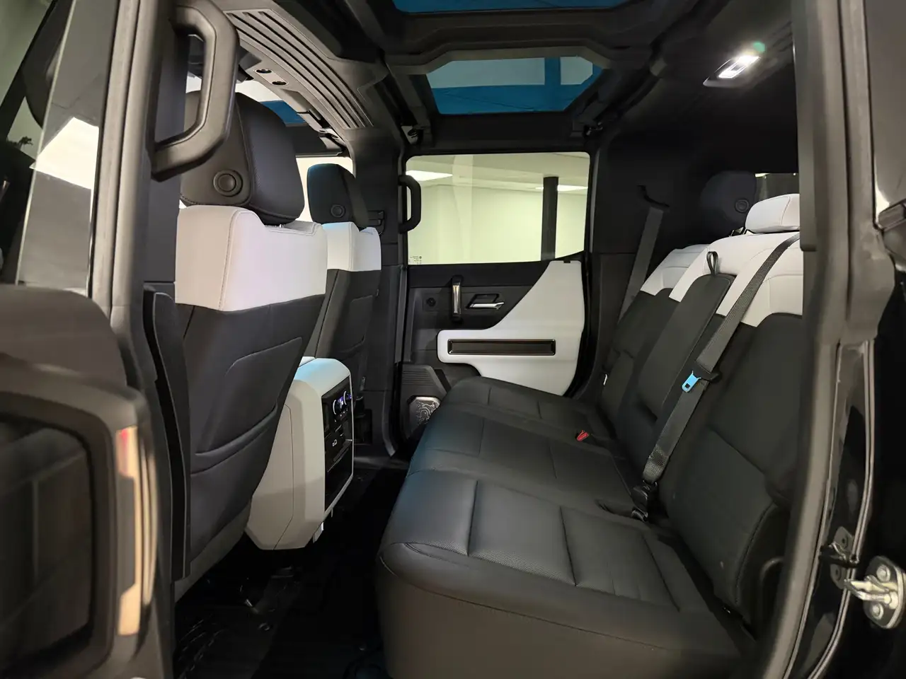 GMC HUMMER EV SUV снимка GMC HUMMER EV SUV