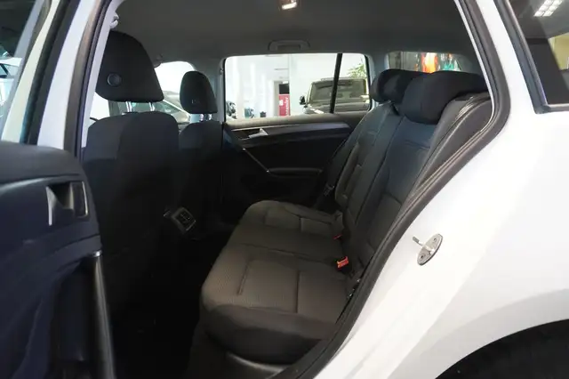 Volkswagen Golf view 9