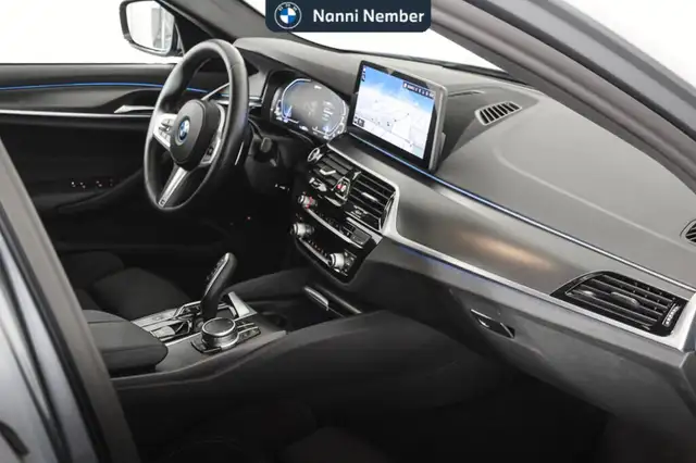 BMW 5 Series view 8