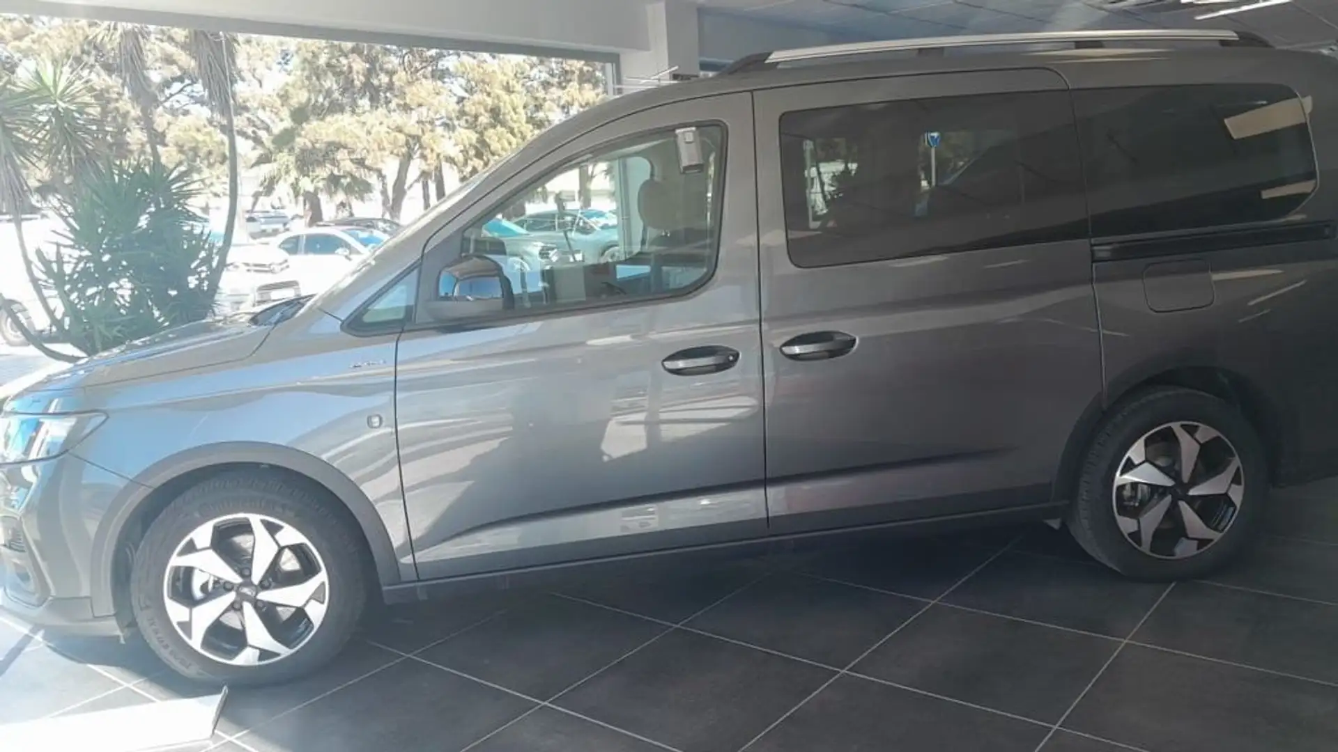 Ford Tourneo Connect NUEVA GRAND ACTIVE L2 2.0 TD 122cv AWD EURO 6.2 Gris - 1