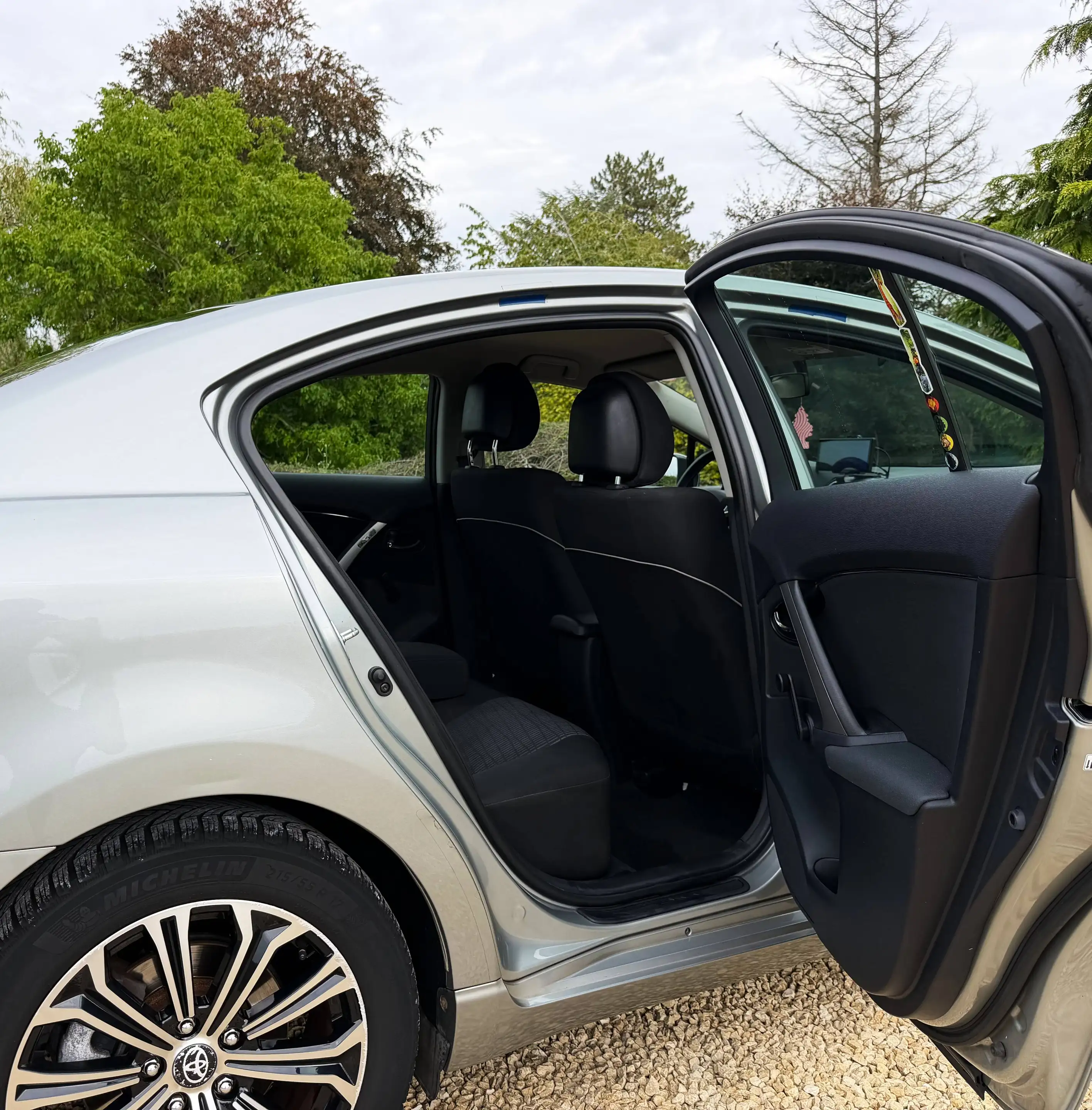 Toyota Avensis Berline 1.6i Comfort LED CLIM JANTES 17' CAMERA GARANTIE 1 AN — photo 12
