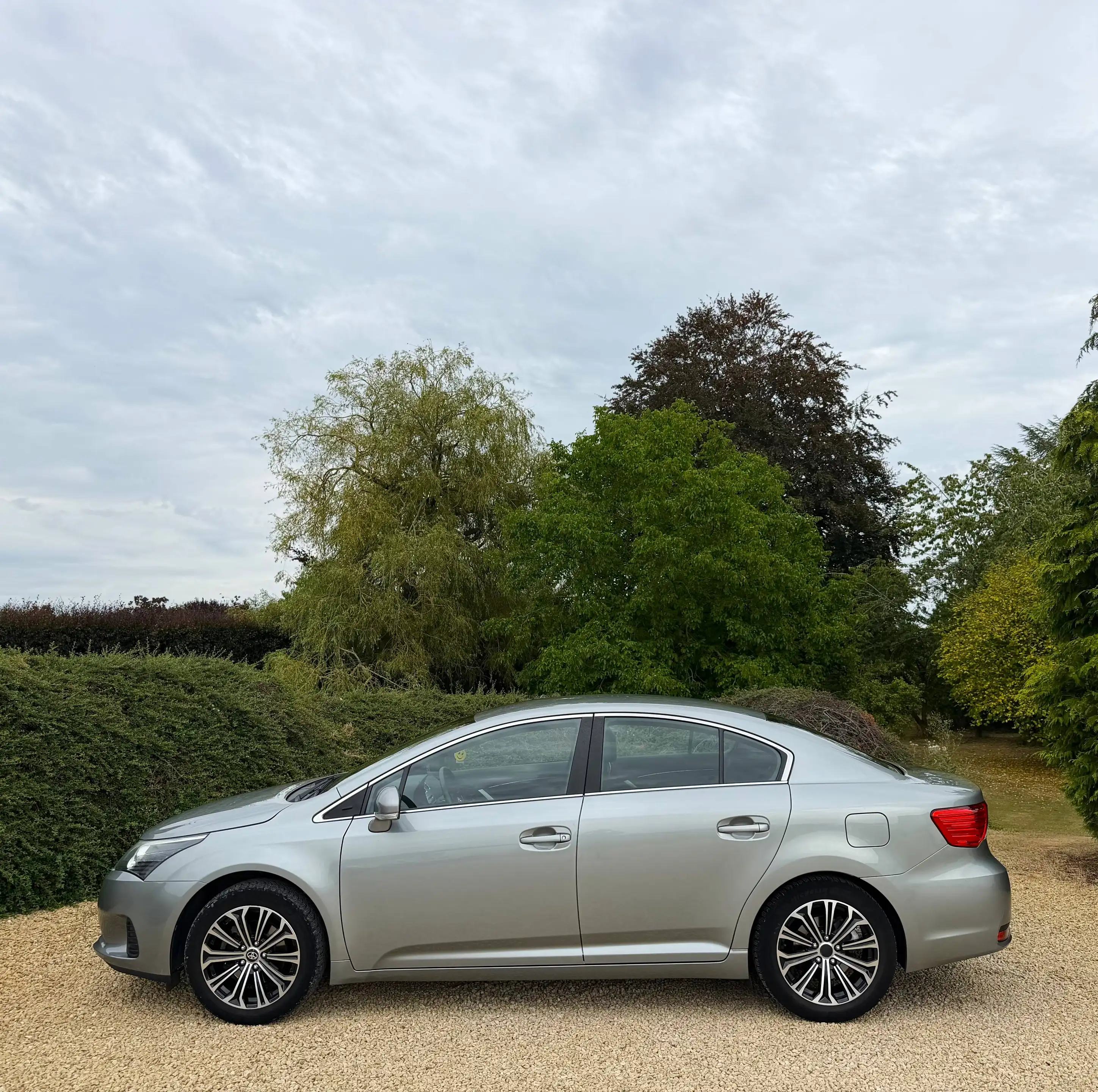 Toyota Avensis Berline 1.6i Comfort LED CLIM JANTES 17' CAMERA GARANTIE 1 AN — photo 2