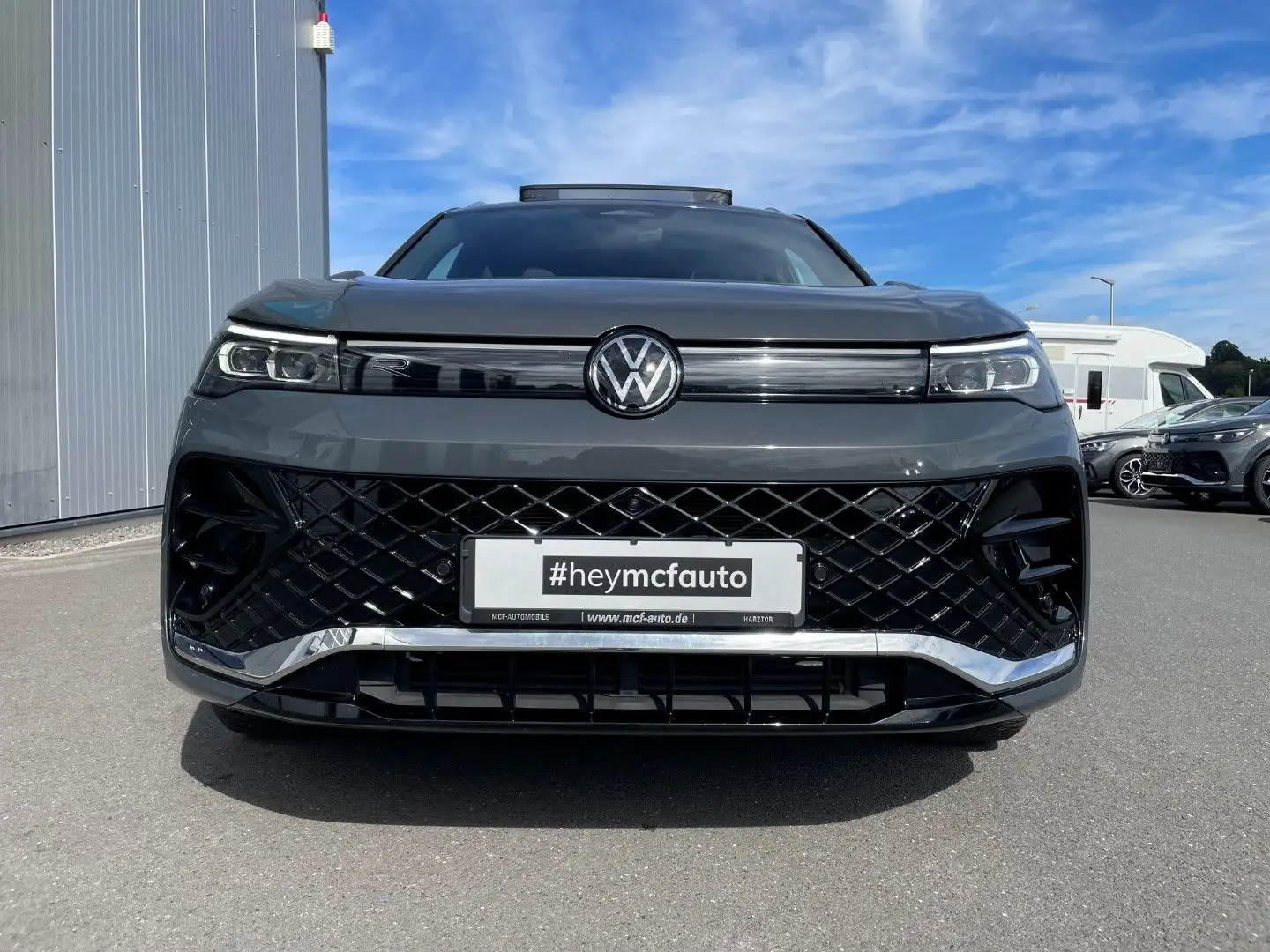 Volkswagen Tiguan 1.5 eTSI R-Line *Pano*Matrix*HuD*20Zoll Grau - 2