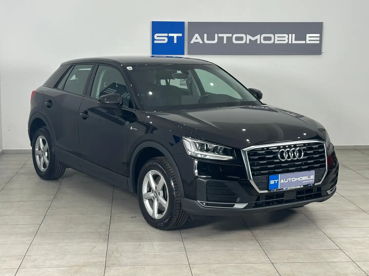Audi Q2 1.6 TDI Aut. // AHK // SITZHEIZUNG // PDC // Schwarz - 2