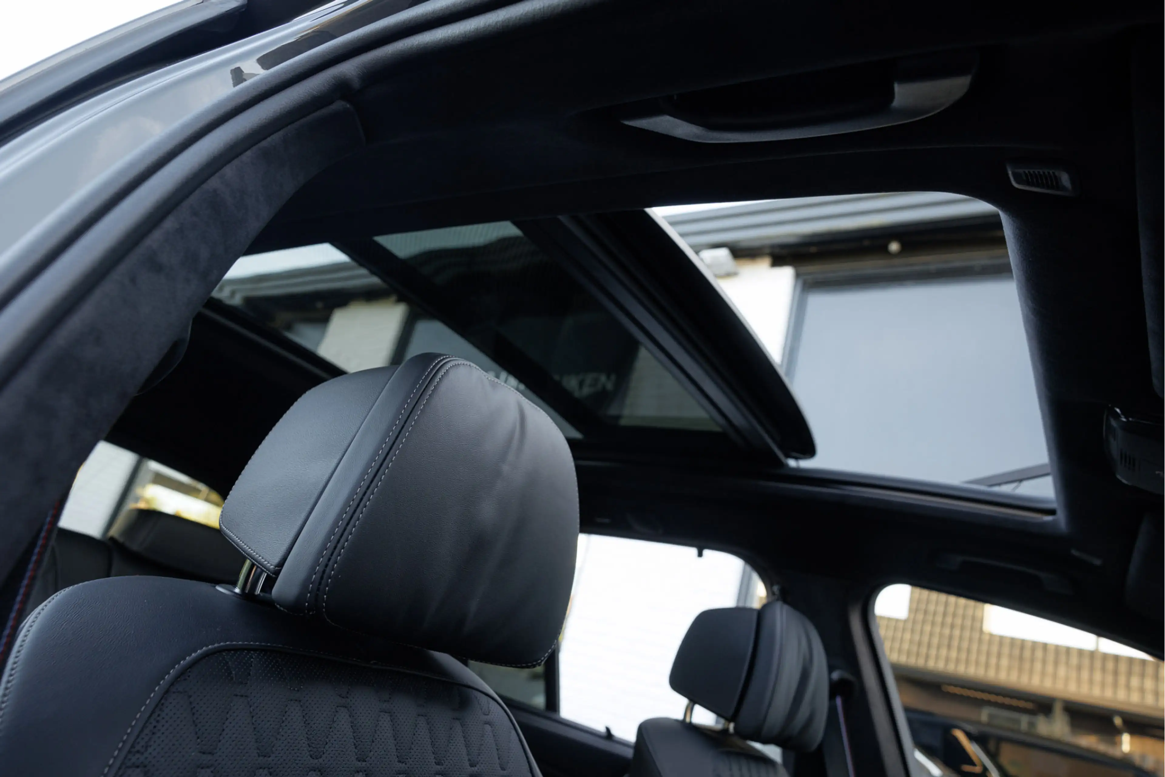 BMW X5 xDrive50e M-Competition ''Dravit Grau'' Skylounge — photo 17