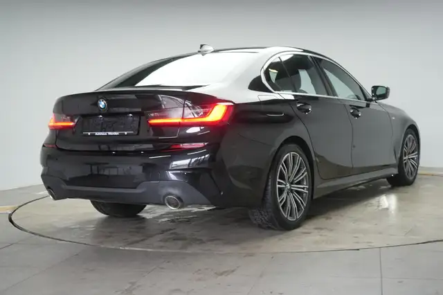 BMW 3 Series view 4