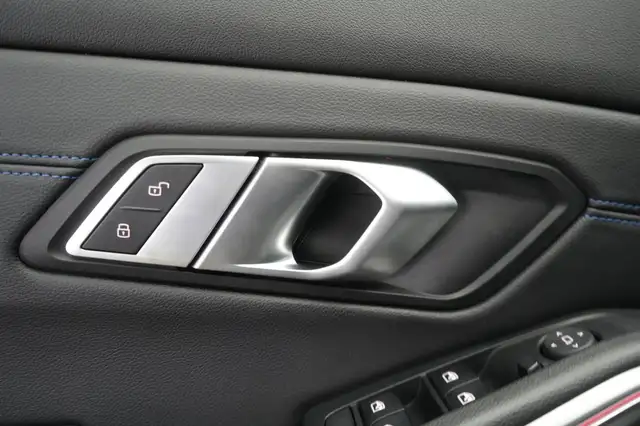 BMW 3 Series view 24