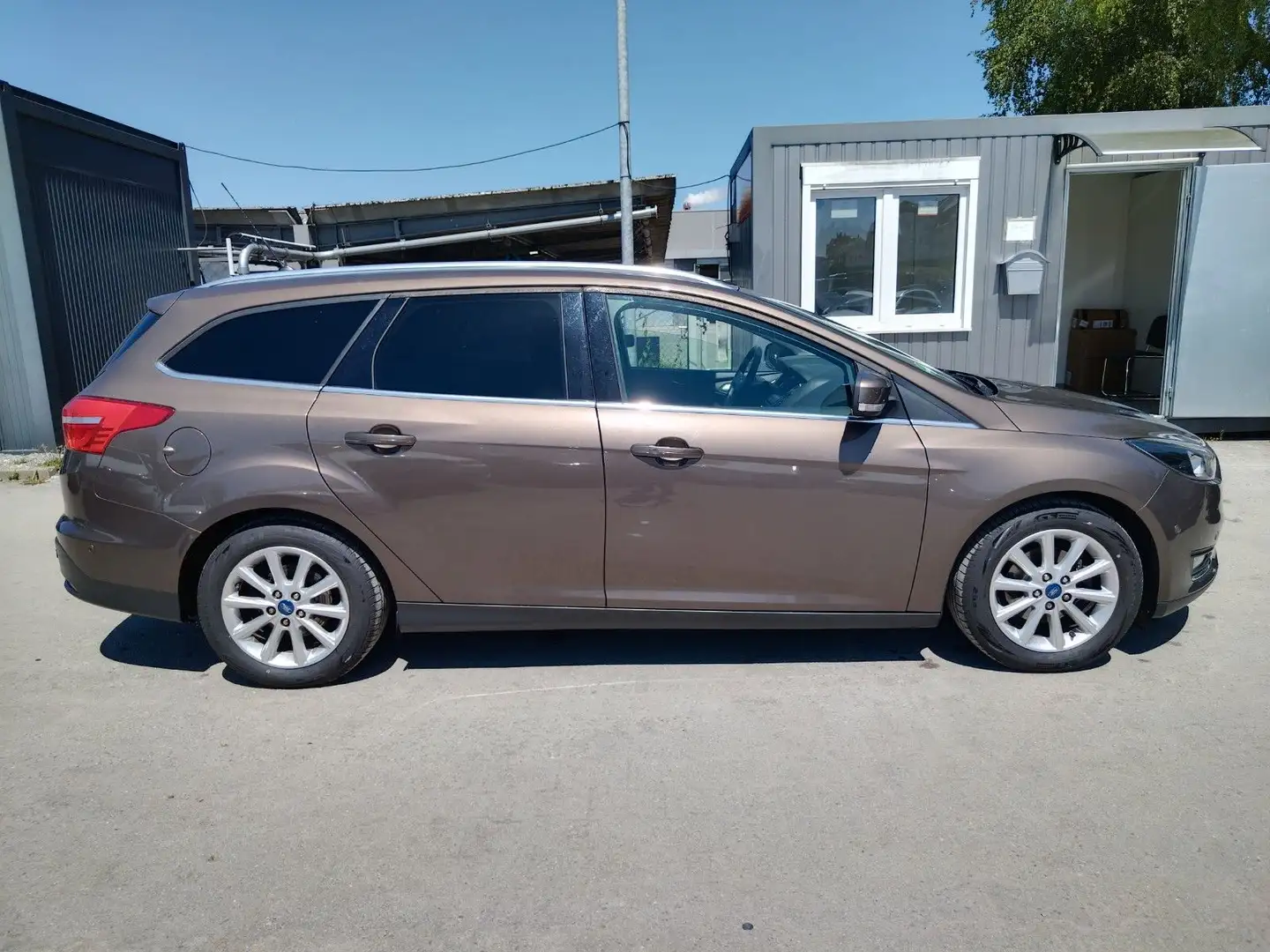 Ford Focus Turnier Titanium+ATM 19000km+NAVI+CAM+SHZ Marrone - 1