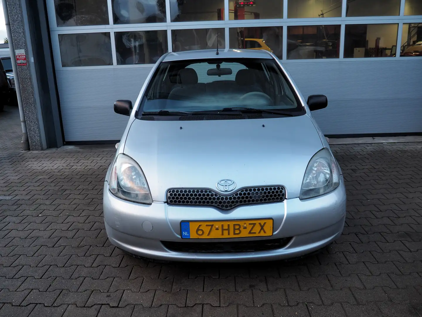 Toyota Yaris 1.3 16v VVT-i Luna AIRCO 5 DEURS CV NL AUTO Gris - 2