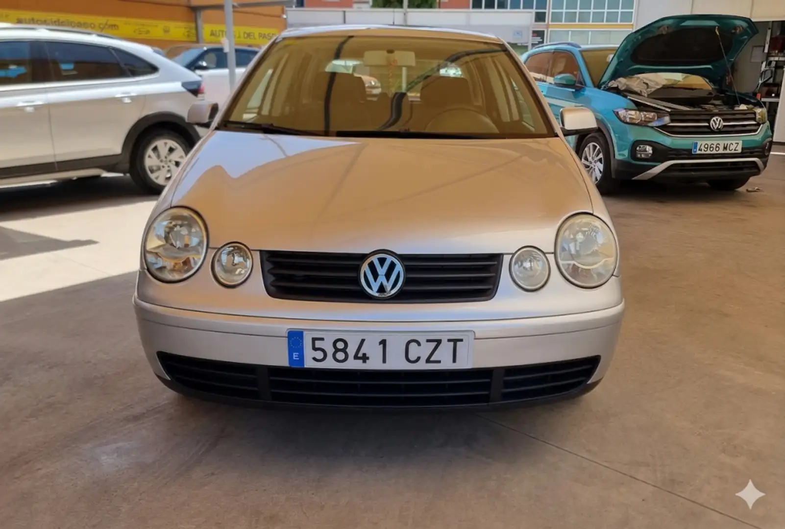Volkswagen Polo 1.4 Highline Gris - 2