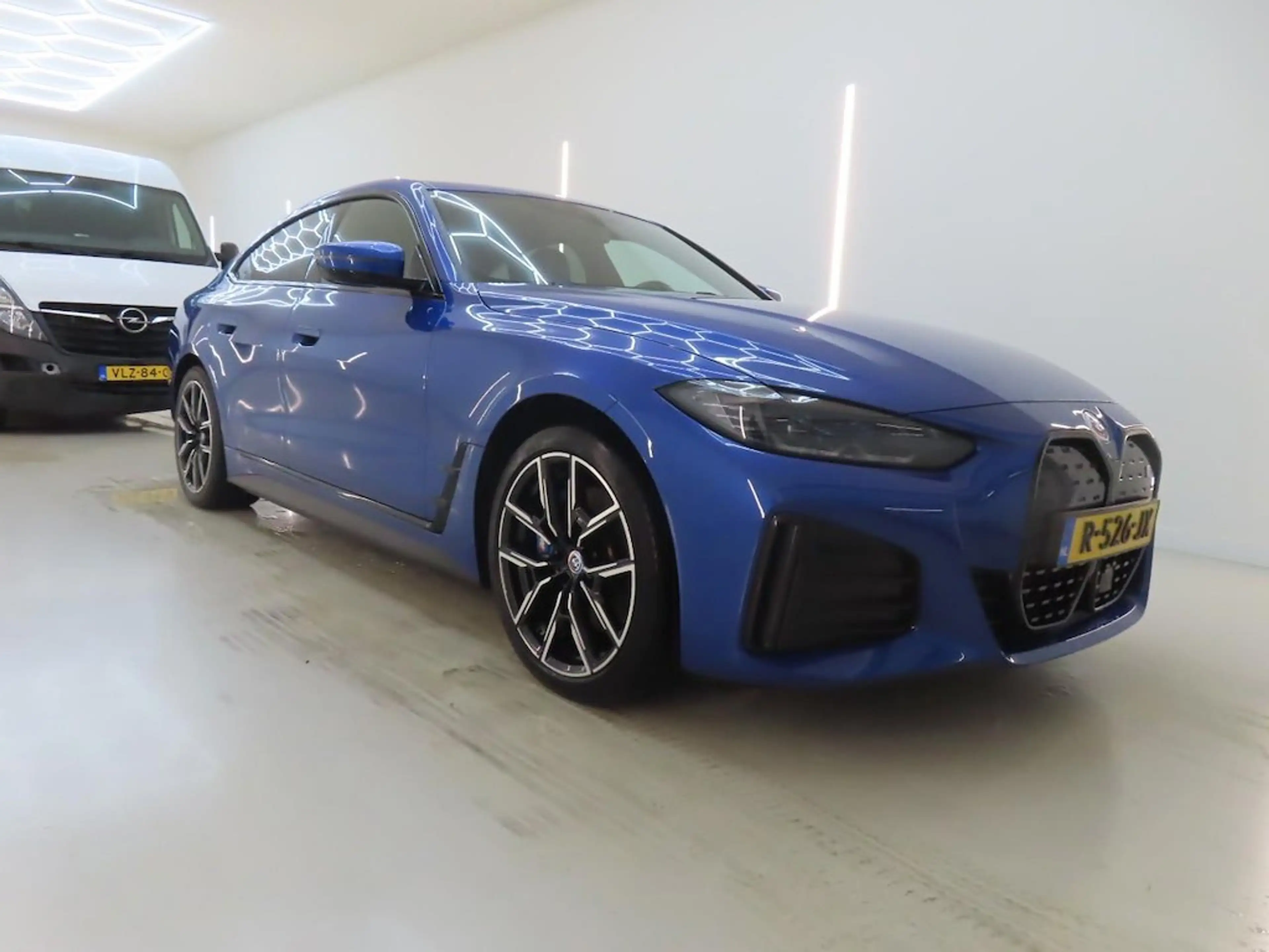 BMW i4 EDrive40 84 kWh | SOH 95% | M Sport Pro | 19 Inch — photo 3