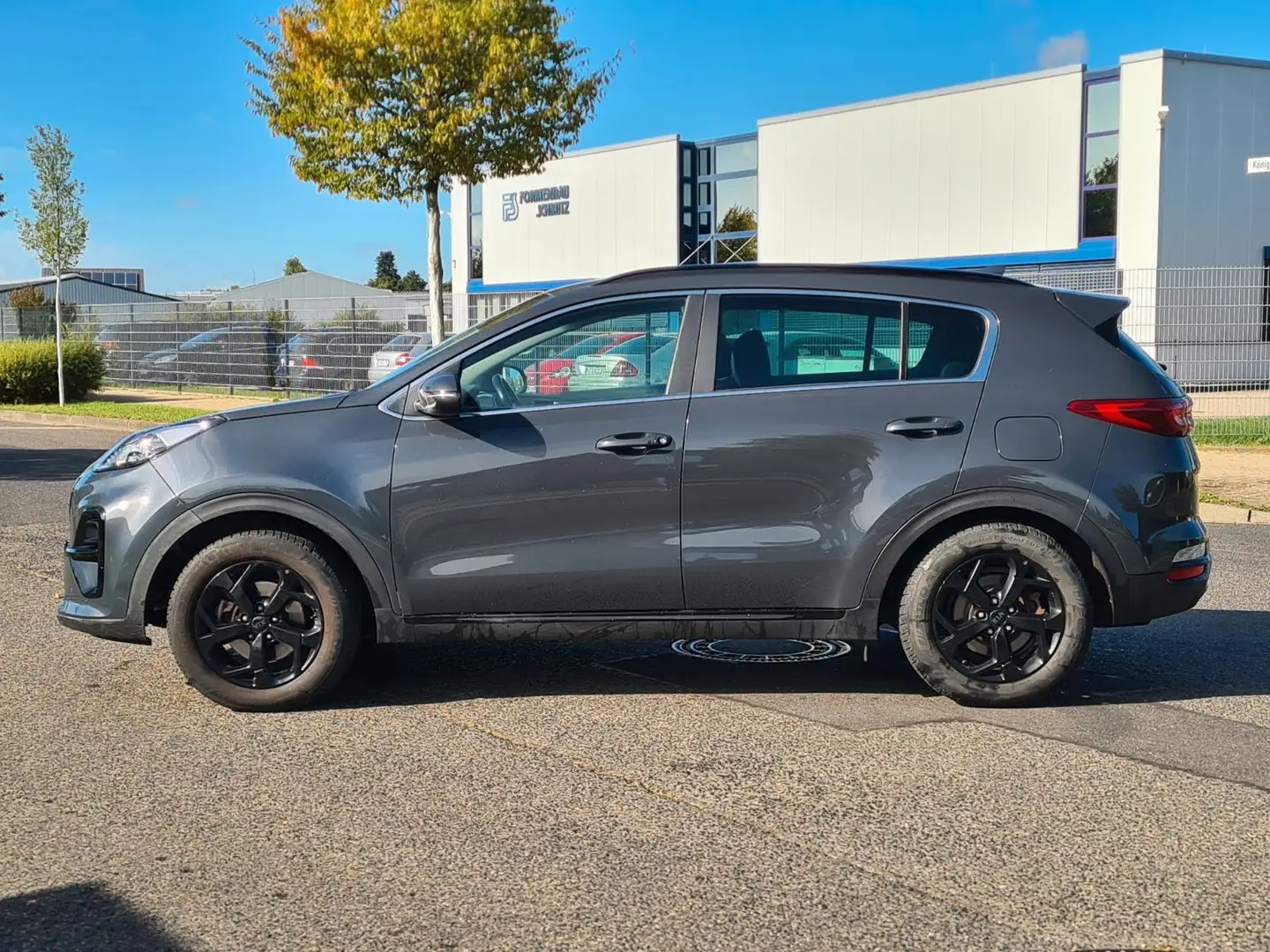 Kia Sportage Black Edition 4WD*1.Hand*Autom*Navi*RFK Grau - 2