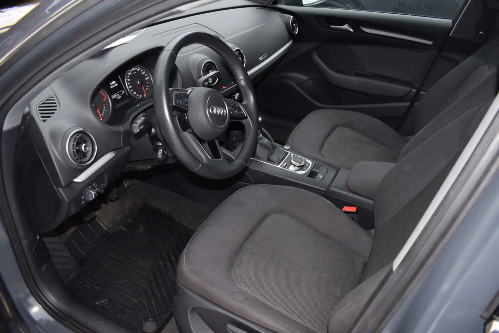 Audi A3 SPORTBACK 1,6 TDI TOP ZUSTAND Grau - 2