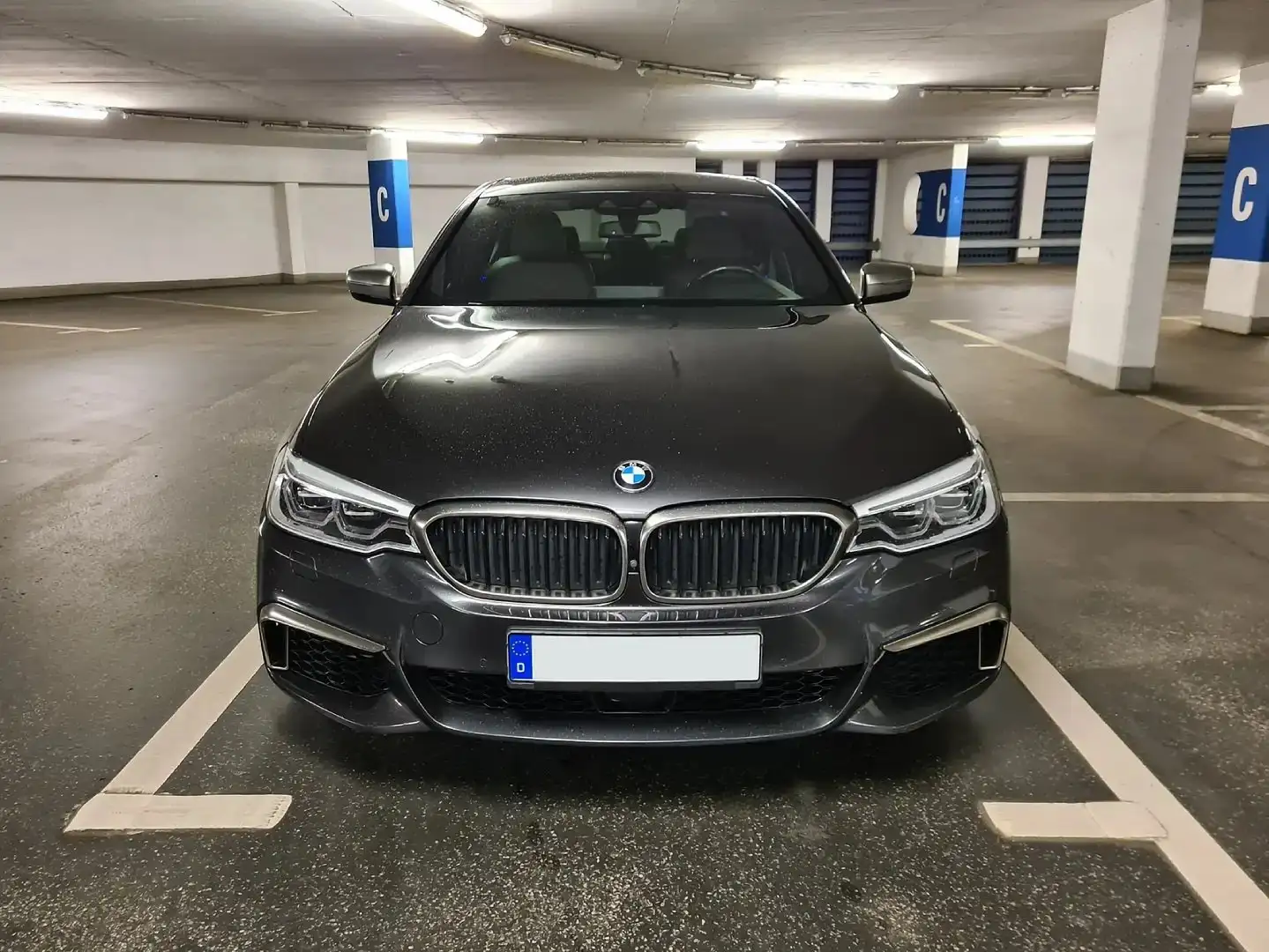 BMW 550 M550i xDrive Aut. Voll mit Garantie + Servicepaket Grijs - 2