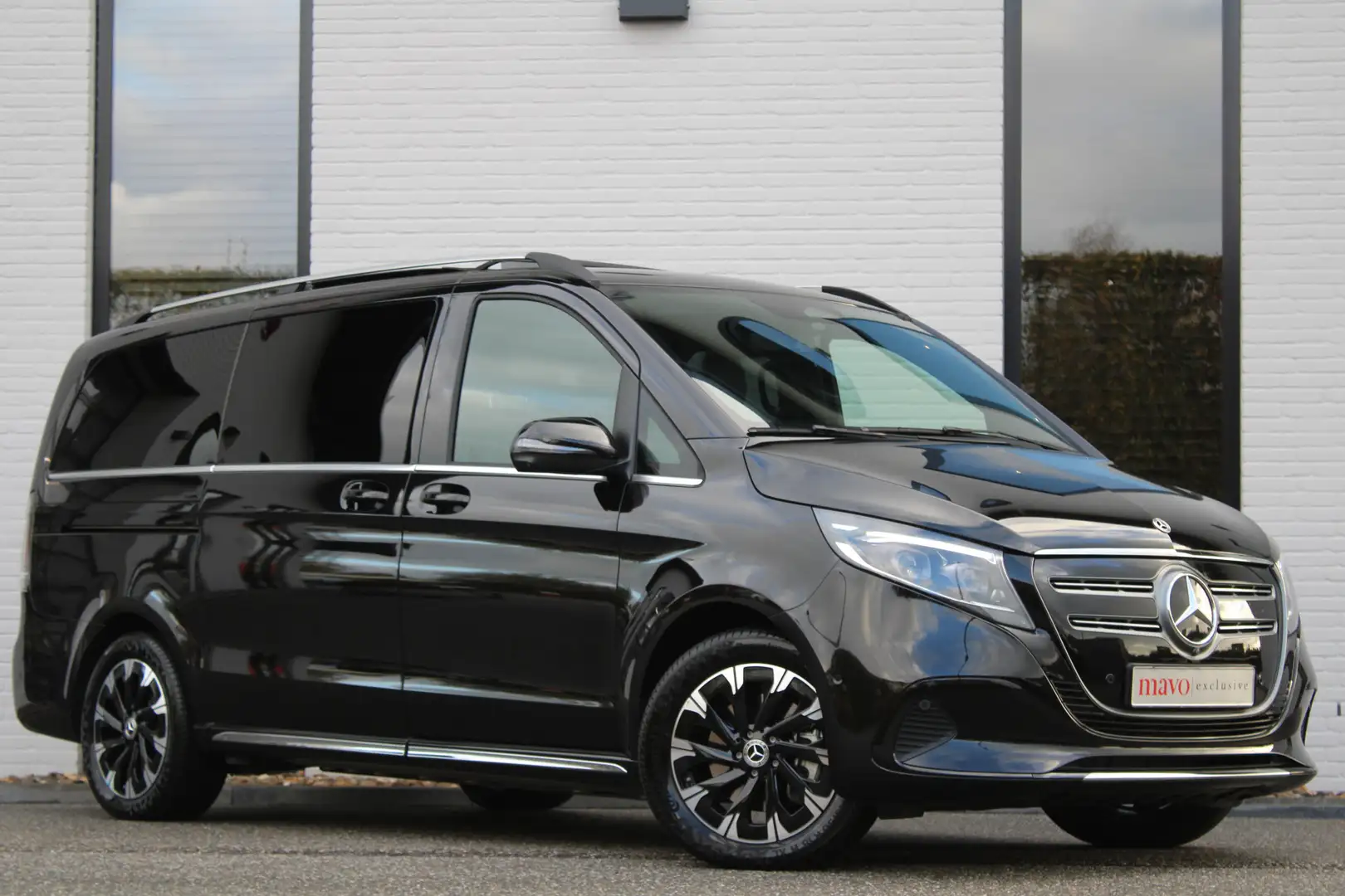 Mercedes-Benz EQV 300 AMG / 7-Persoons / Panorama / Luchtvering / Electr Zwart - 1