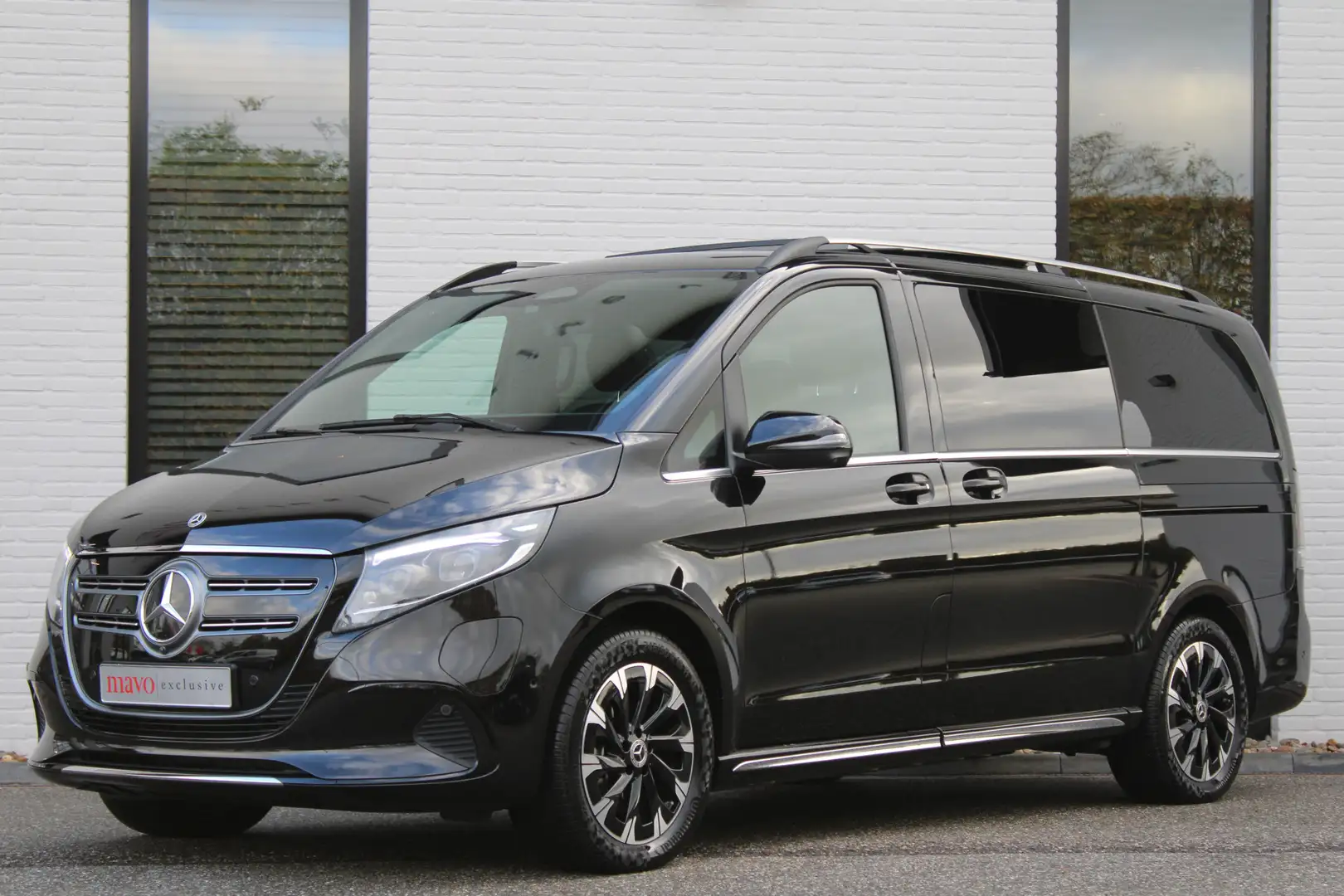 Mercedes-Benz EQV 300 AMG / 7-Persoons / Panorama / Luchtvering / Electr Zwart - 2