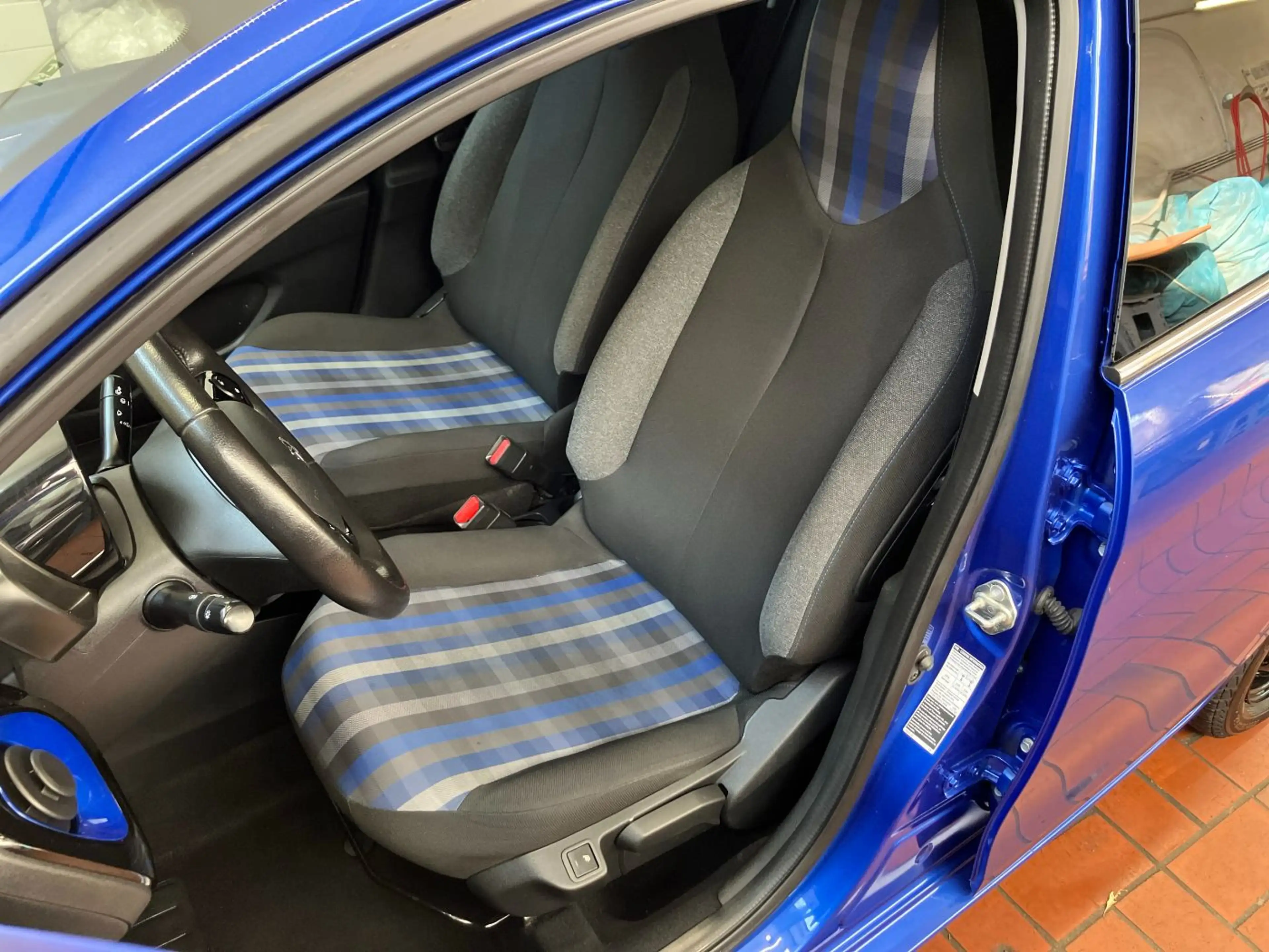 Peugeot 108 TOP! Collection SHZ+Faltdach+CarPlay+ — photo 8