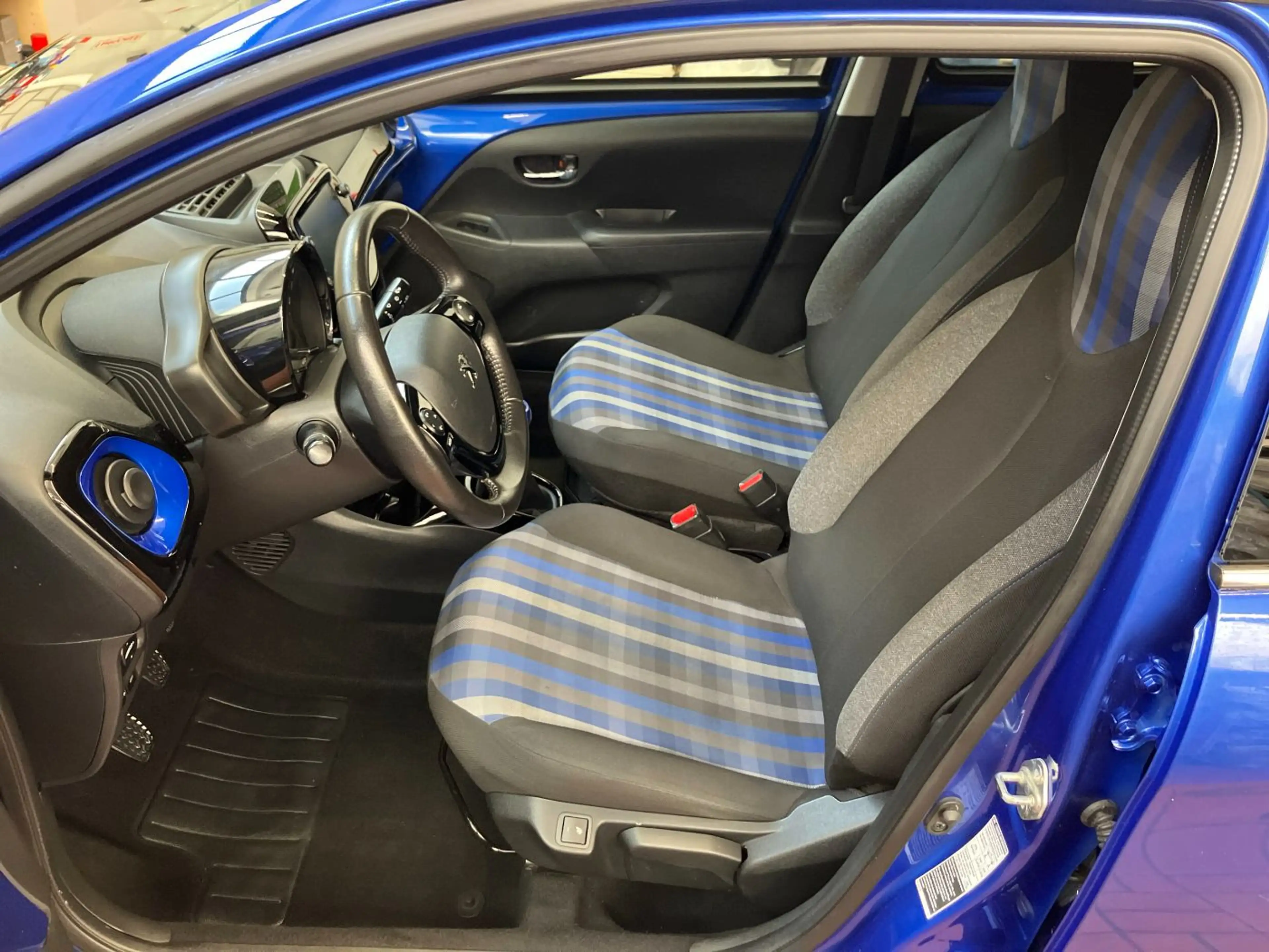 Peugeot 108 TOP! Collection SHZ+Faltdach+CarPlay+ — photo 7