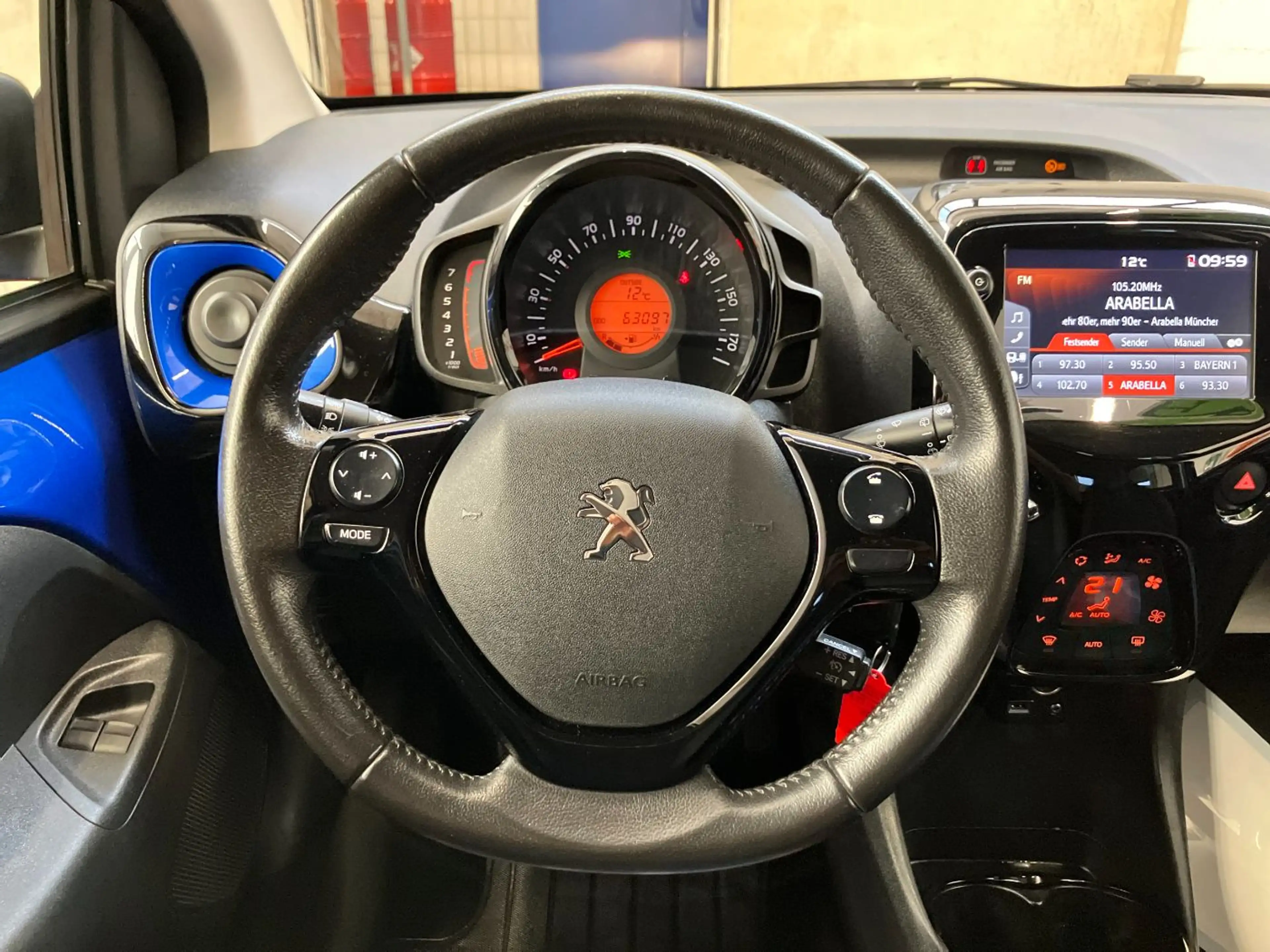 Peugeot 108 TOP! Collection SHZ+Faltdach+CarPlay+ — photo 9