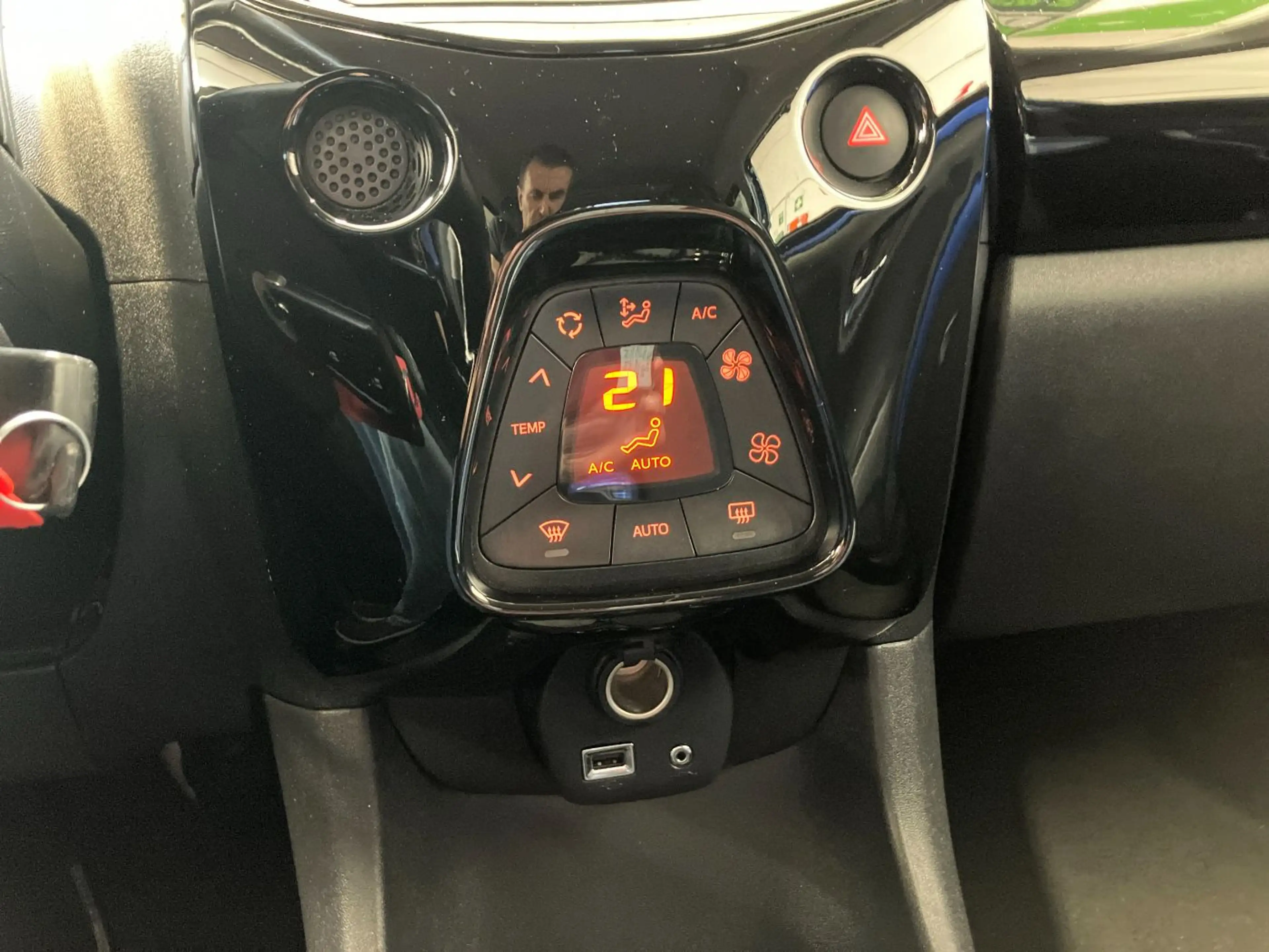 Peugeot 108 TOP! Collection SHZ+Faltdach+CarPlay+ — photo 12