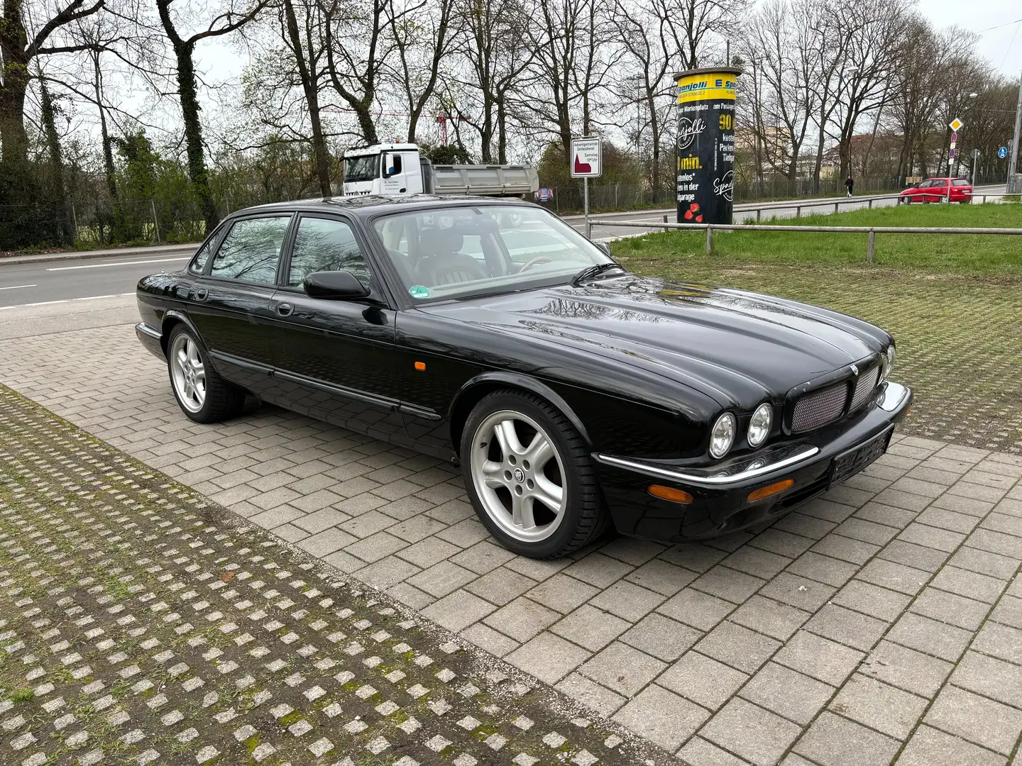 Jaguar XJR Noir - 1
