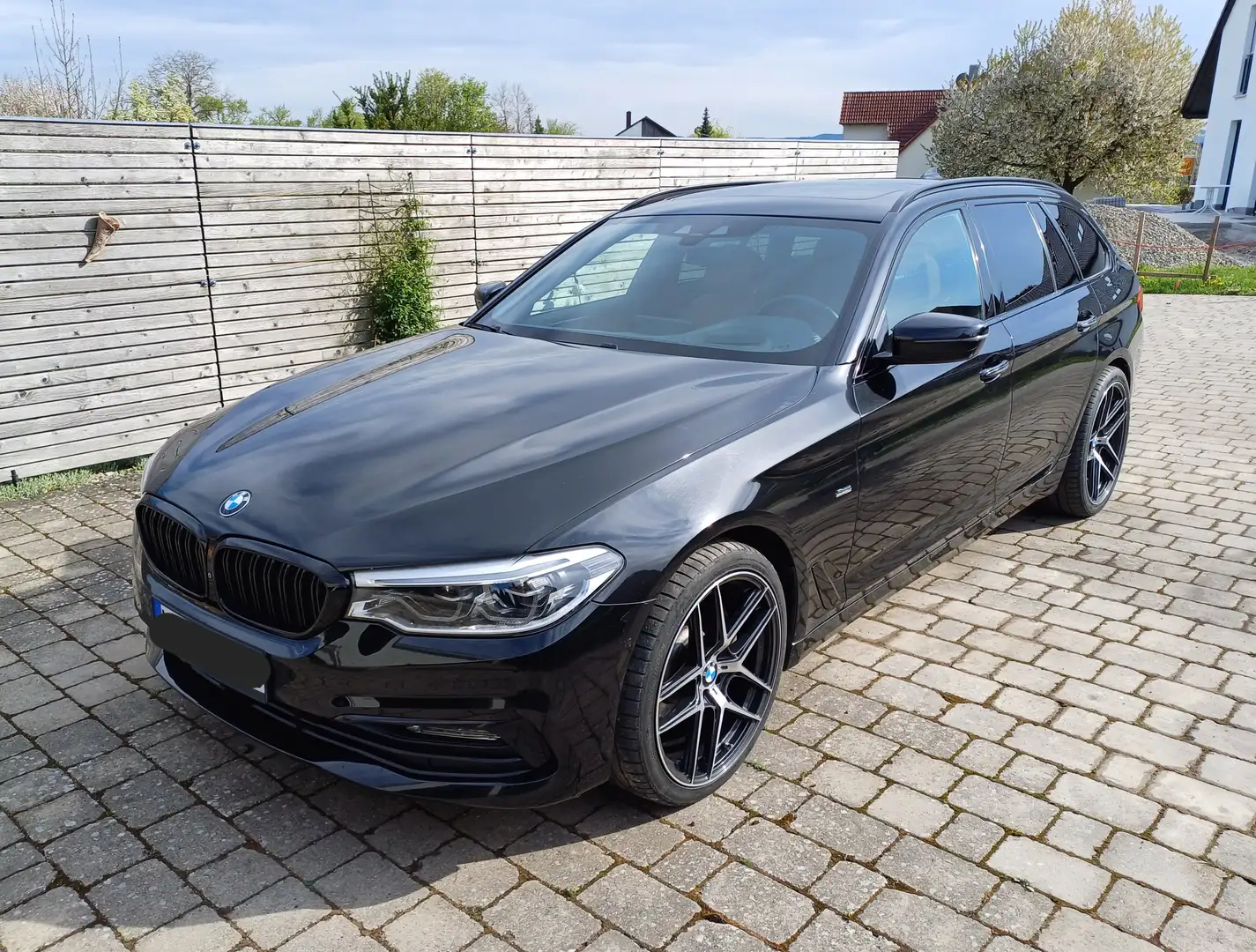 BMW 530 5er Touring Diesel 530d Touring Aut. Sport Line crna - 2