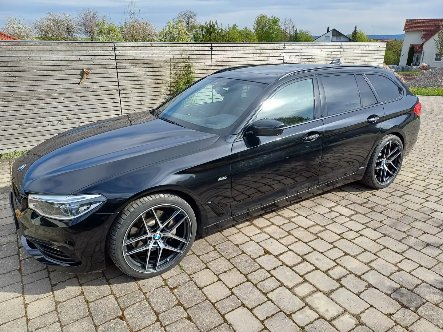 BMW 530 5er Touring Diesel 530d Touring Aut. Sport Line crna - 1