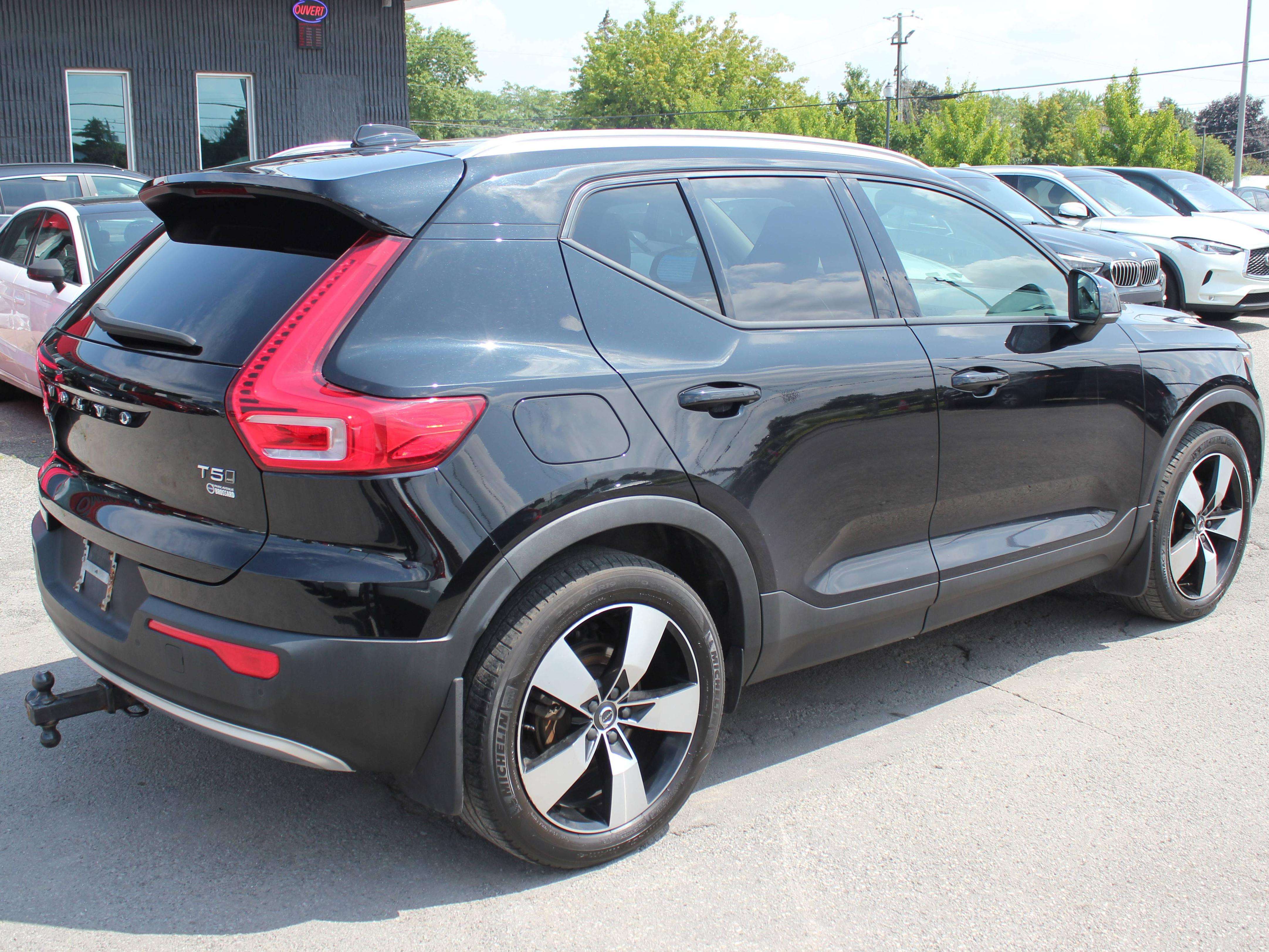 2022 Volvo XC40 Momentum - Image 5